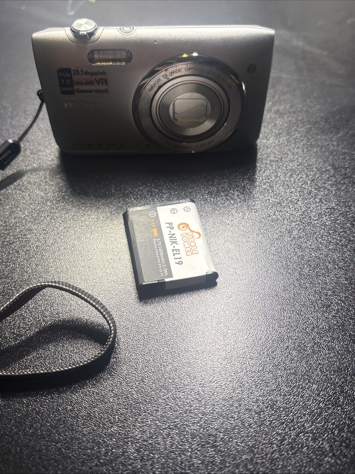 Nikon COOLPIX S3500 20.1MP Digital Camera 7x Optical Zoom Silver— TESTED WORKS✅