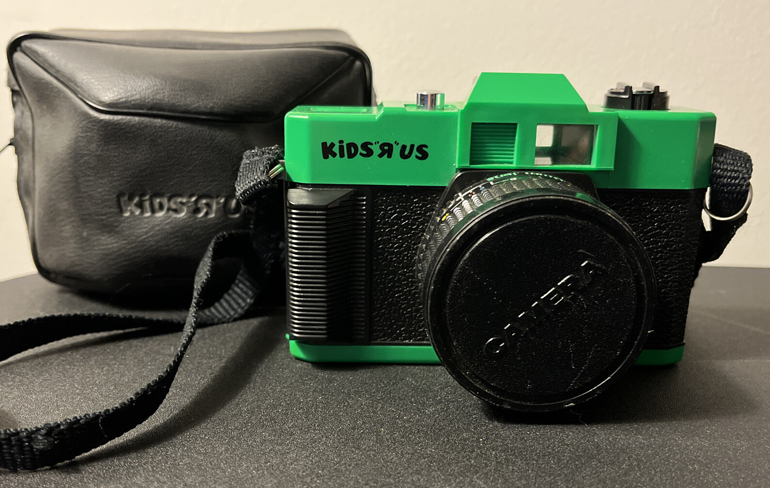 Kids “R” Us 35 mm Camera Green 50mm Lens Auto Fix Focus w/lens Cap & Case