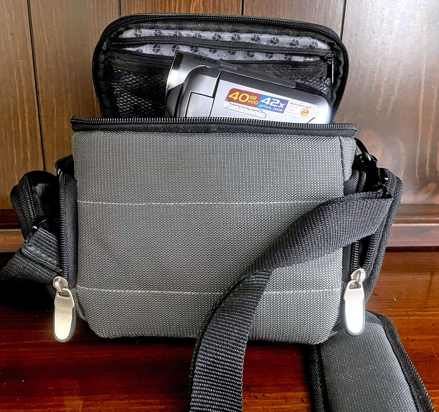 Panasonic SDR-H40 GB Hard Drive Camcorder Bundle Battery/Charger Cables Case