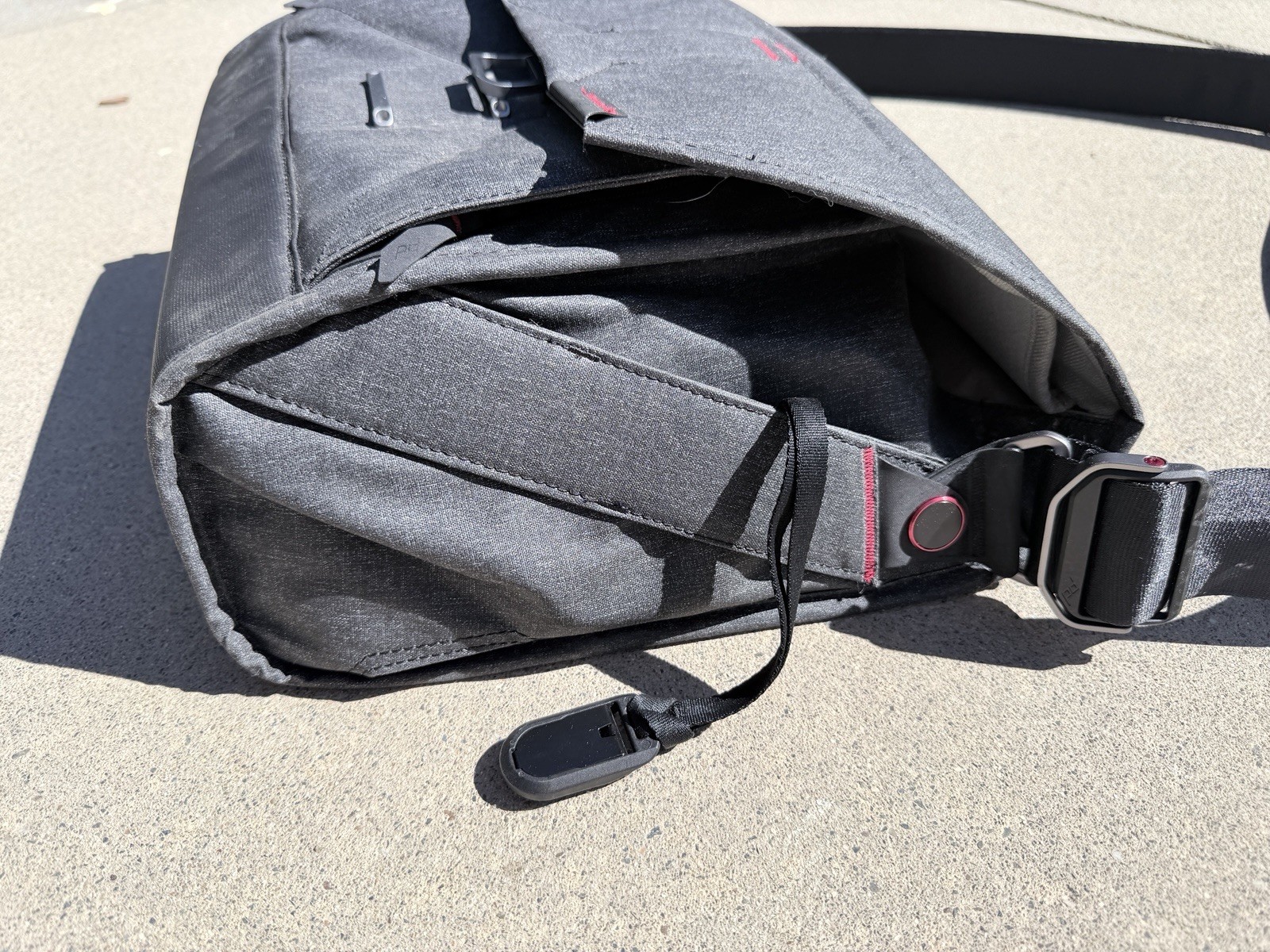 Peak Design Everyday Messenger 13″ Camera Bag w/ Strap Dividers Gray/Black