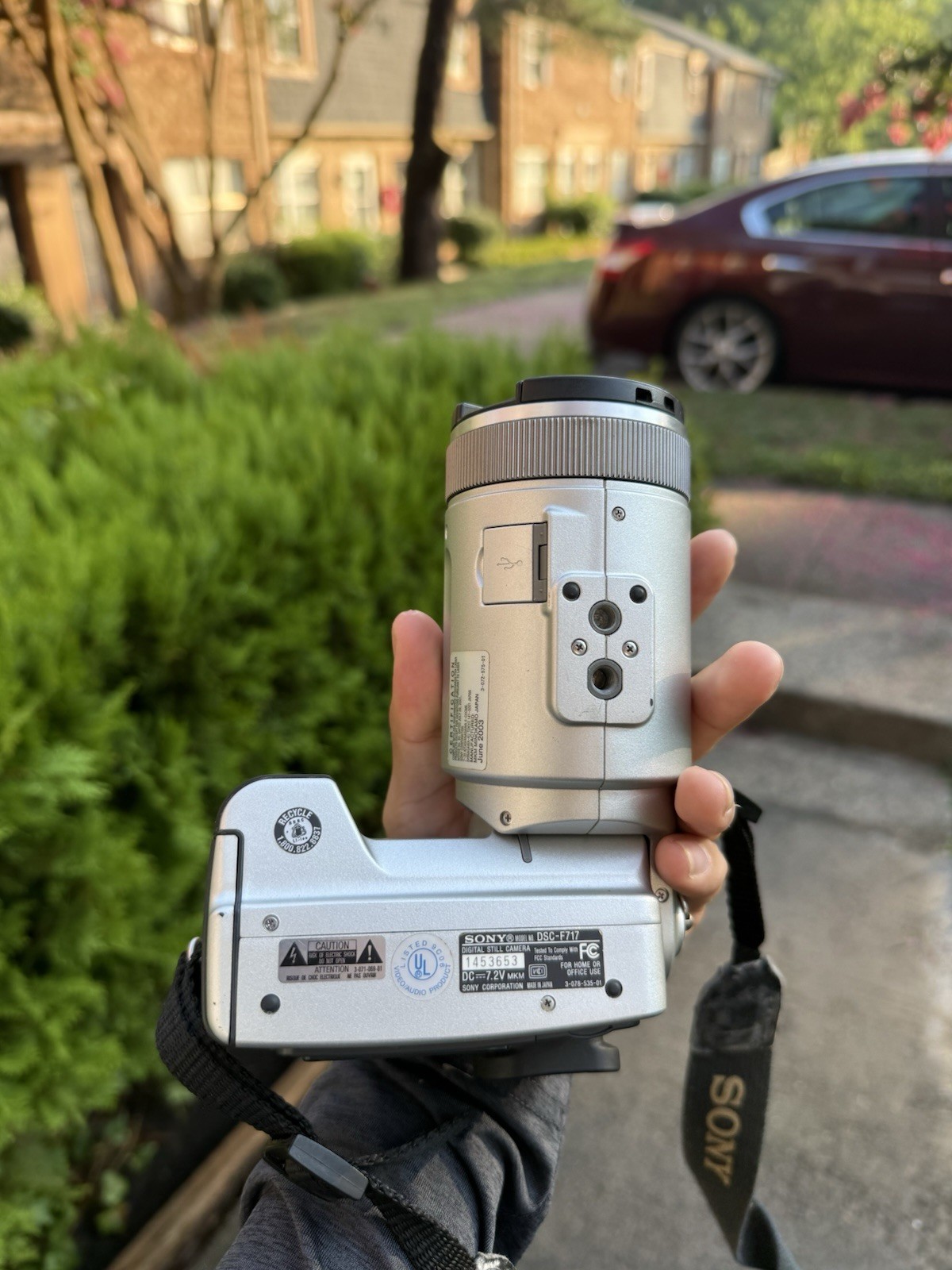 Sony Handycam DSC-F717 Silver 10x/20x NightShot 2.5″ LCD USB with battery