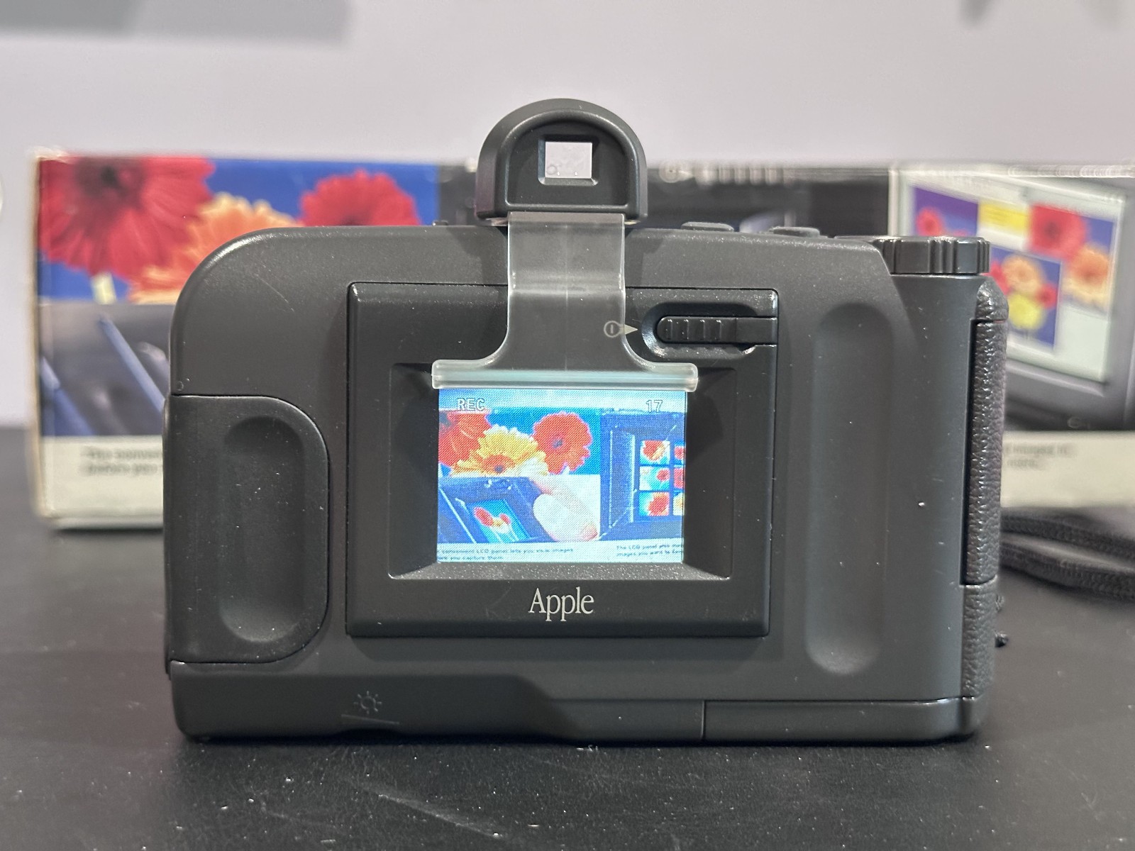 Apple Quicktake 200 Digital Camera with viewfinder 2MB Card plus Reader and box
