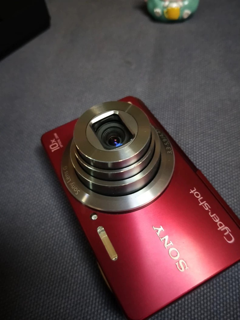 Sony Cyber-shot DSC-W690 16.1MP Digital Camera 10x Zoom Camera English Red
