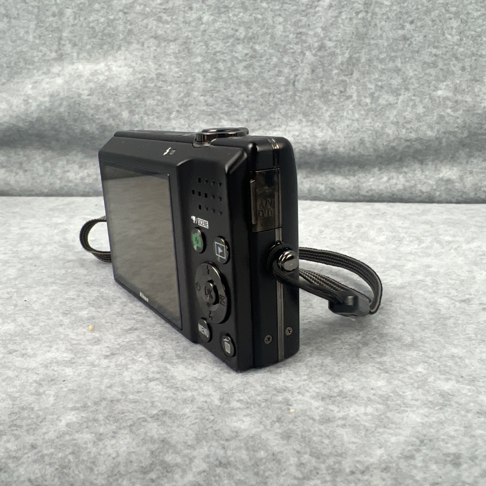 Nikon COOLPIX S570 12MP Digital Camera Tested Working Battery Charger SD Card