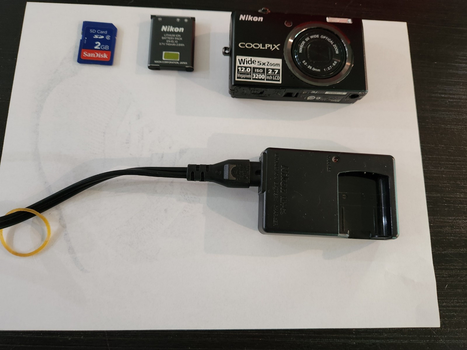 Nikon Coolpix S570 12MP Digital Camera 5x Zoom Case Charger SD Card