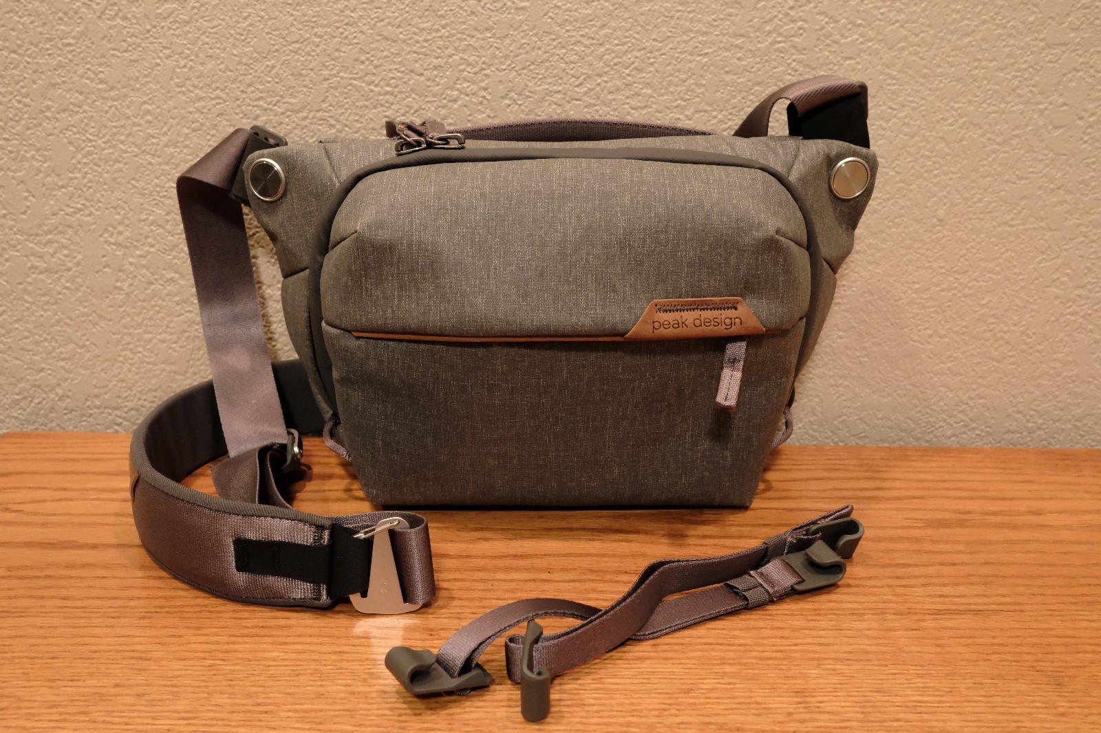 Peak Design Everyday Sling 3L v2 – Excellent Cond – Weather Resistant Camera Bag