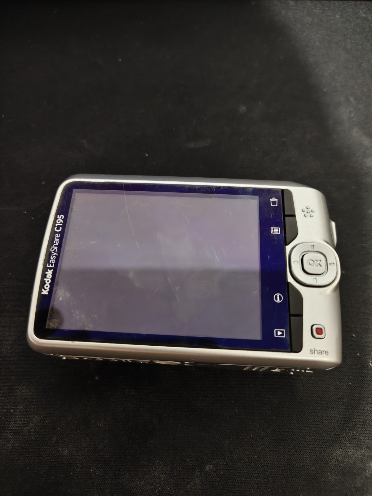 Kodak EasyShare C195 14MP 5x Zoom 3in LCD(screen is slightly damaged) Silver