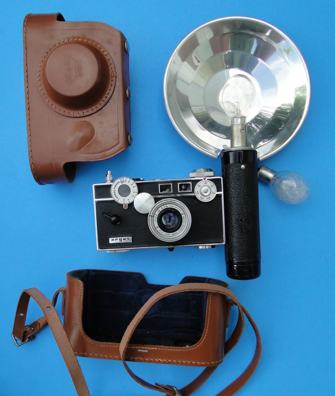Argus C3 Rangefinder Camera W/ Cintar 50mm f/3.5 Lens Leather Case Flash 2 Bulbs