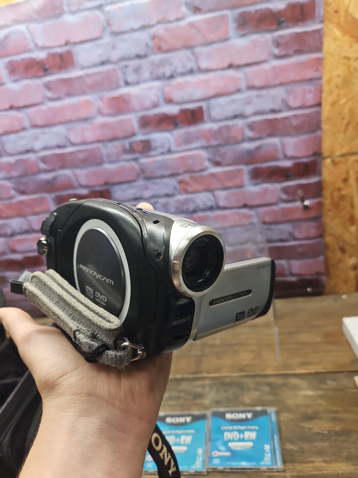 Sony DCR-DVD92 Handycam DVD Camcorder 20X Tested Works w/ Charger Bad Battery