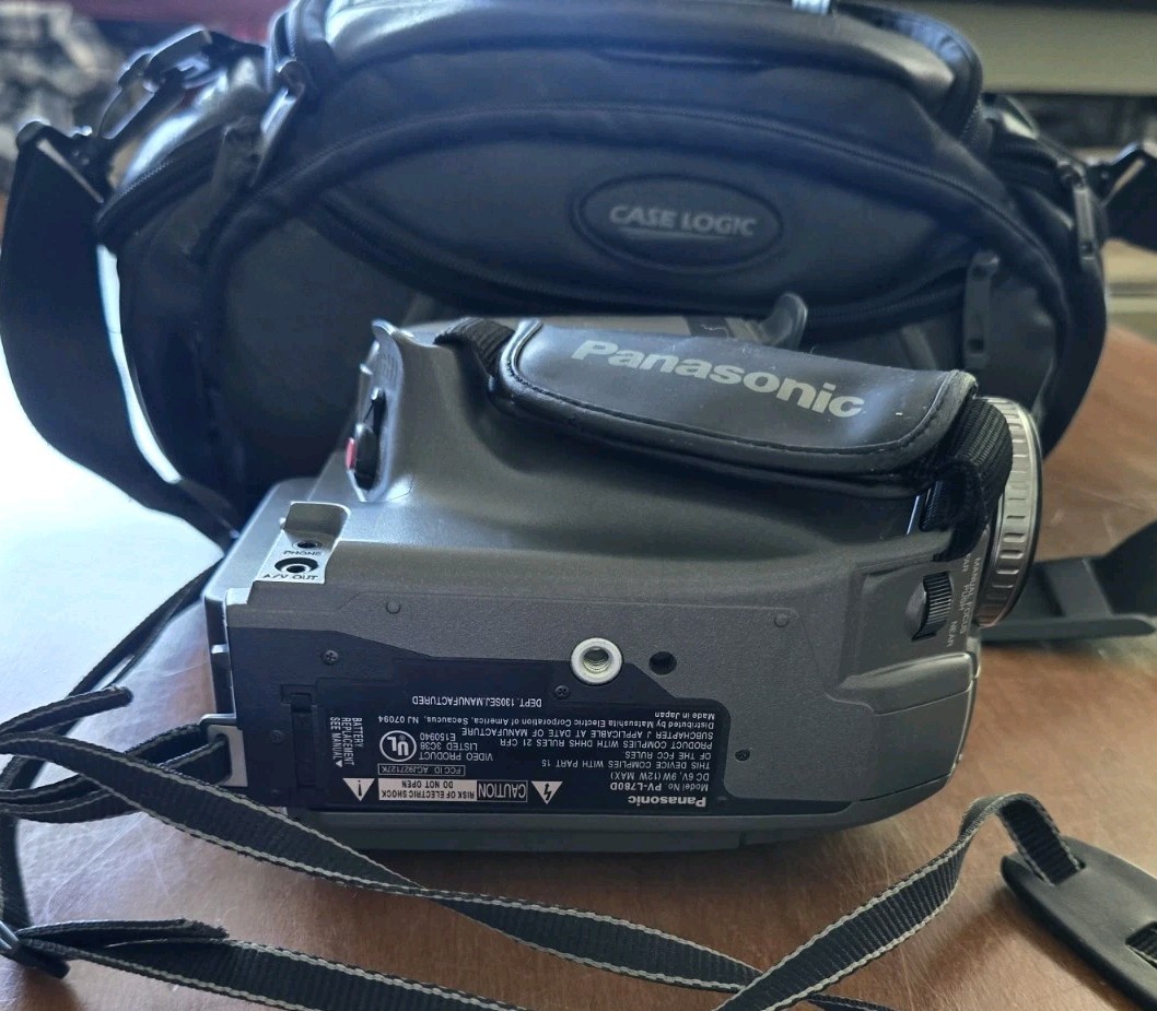 Panasonic Palmcorder Vhsc Camcorder 300x Digital 26x Zoom Lens Untested With Bag