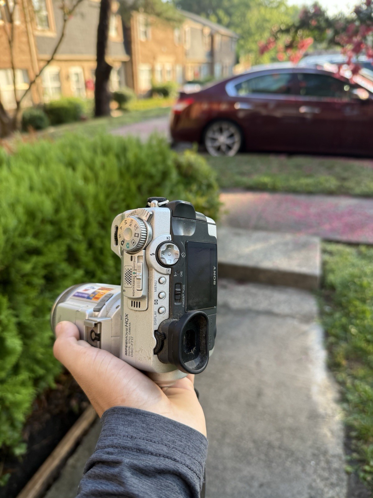 Sony Handycam DSC-F717 Silver 10x/20x NightShot 2.5″ LCD USB with battery