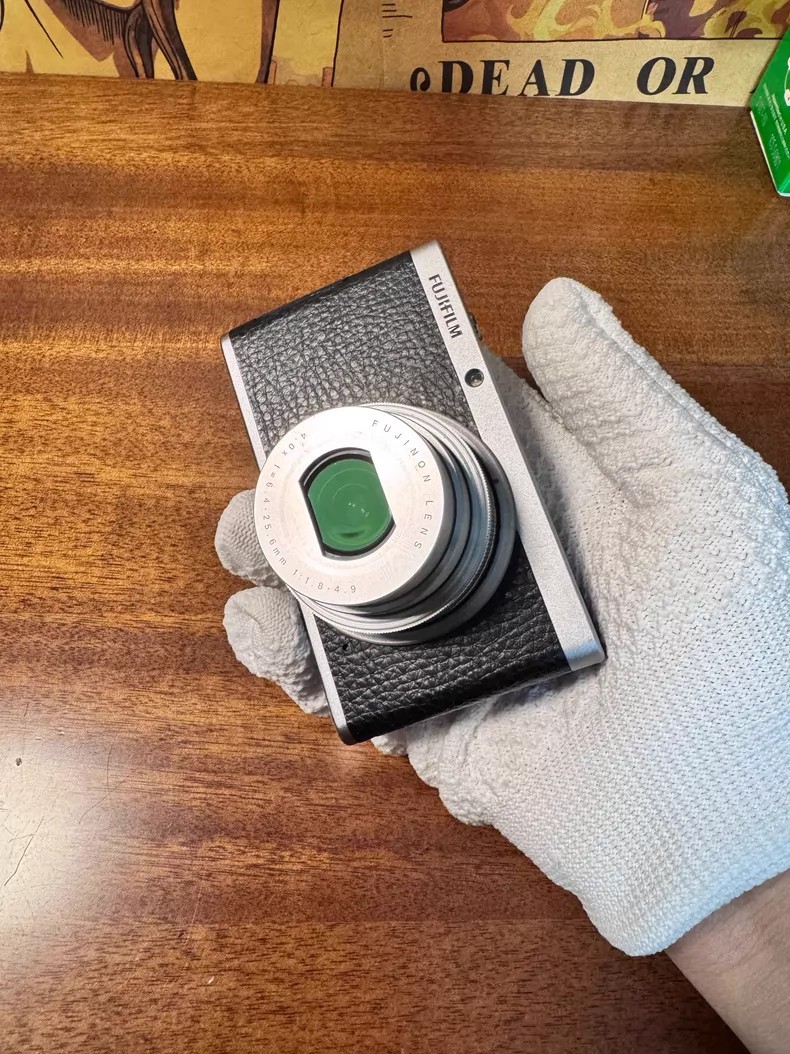 Silver Fujifilm XF1 Digital Camera X Series 12.0MP 4x Optical Zoom GIFT