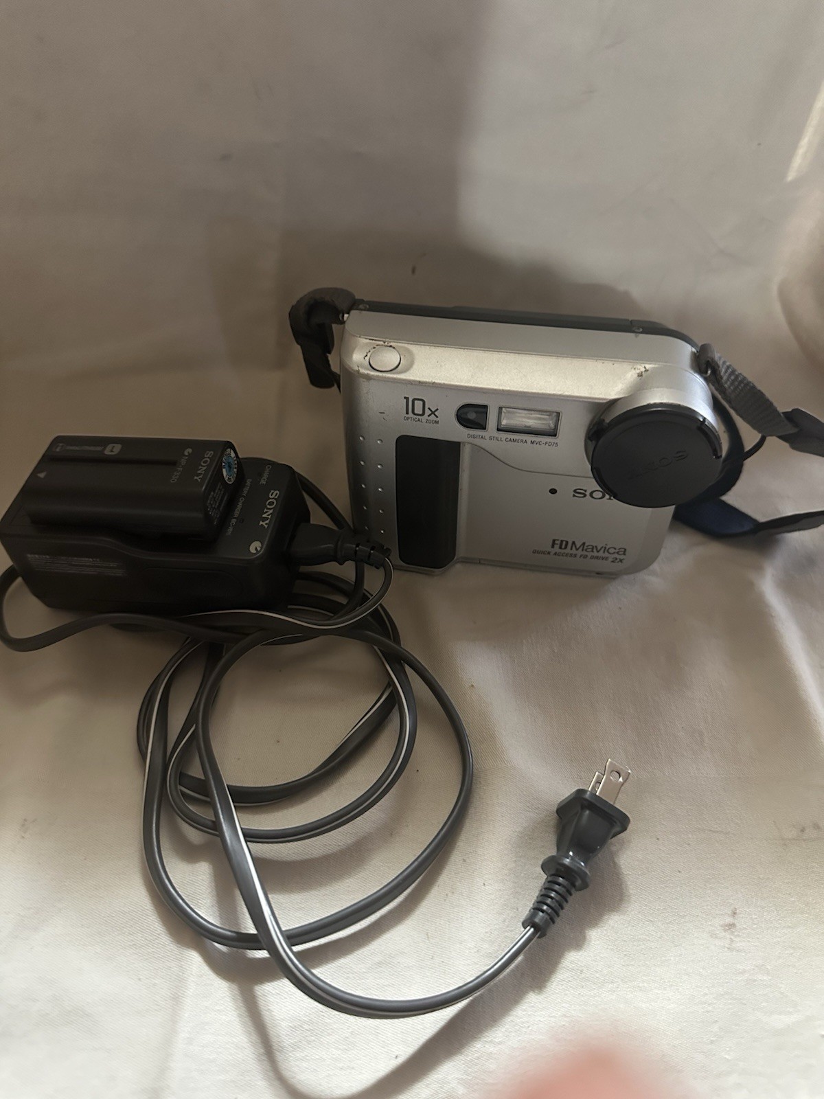 Sony Mavica MVC-FD71 Digital Camera/ Battery/ Sony Mavica Bag Vintage/DWk175