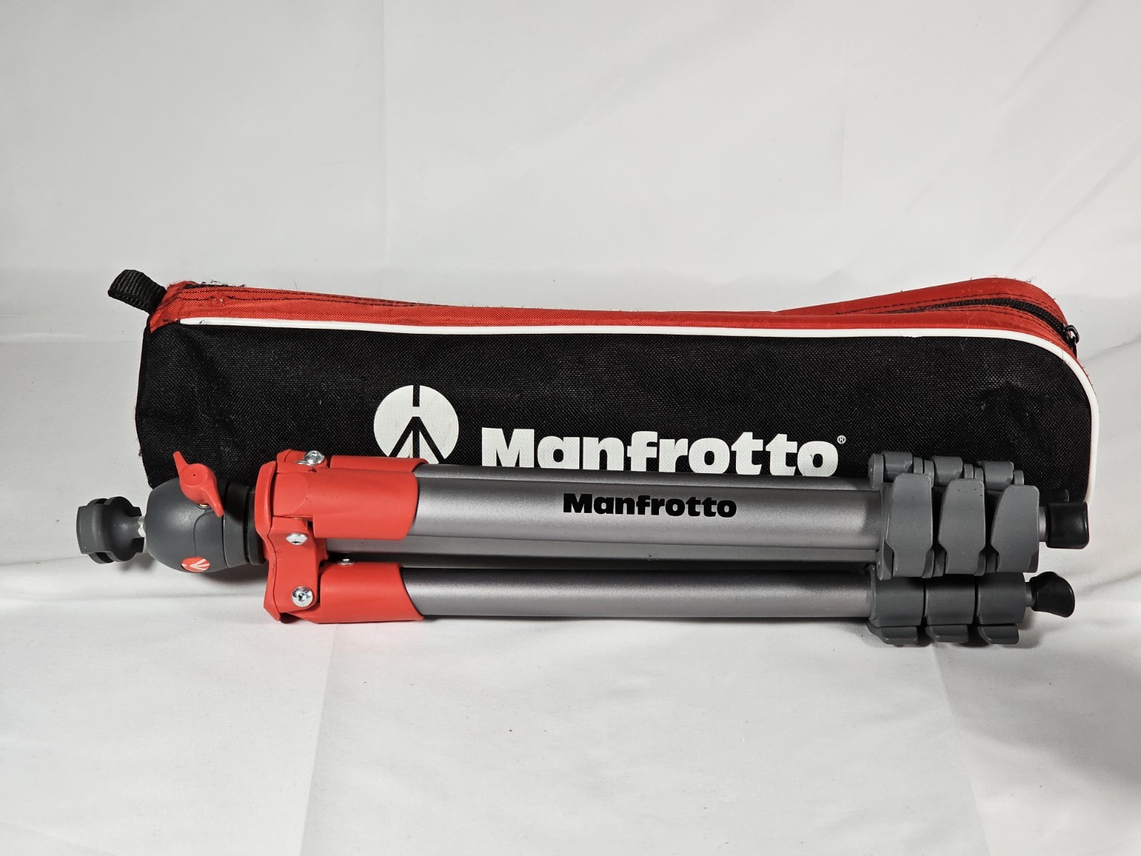 Manfrotto Compact Light Tripod Aluminum 4-stage MKCOMPACTLT-RD Tripod And Bag