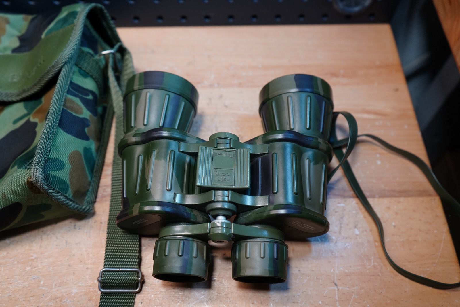 (Z) Bushnell 10×50 Wide Angle Binoculars w/ Case Camo Military Green