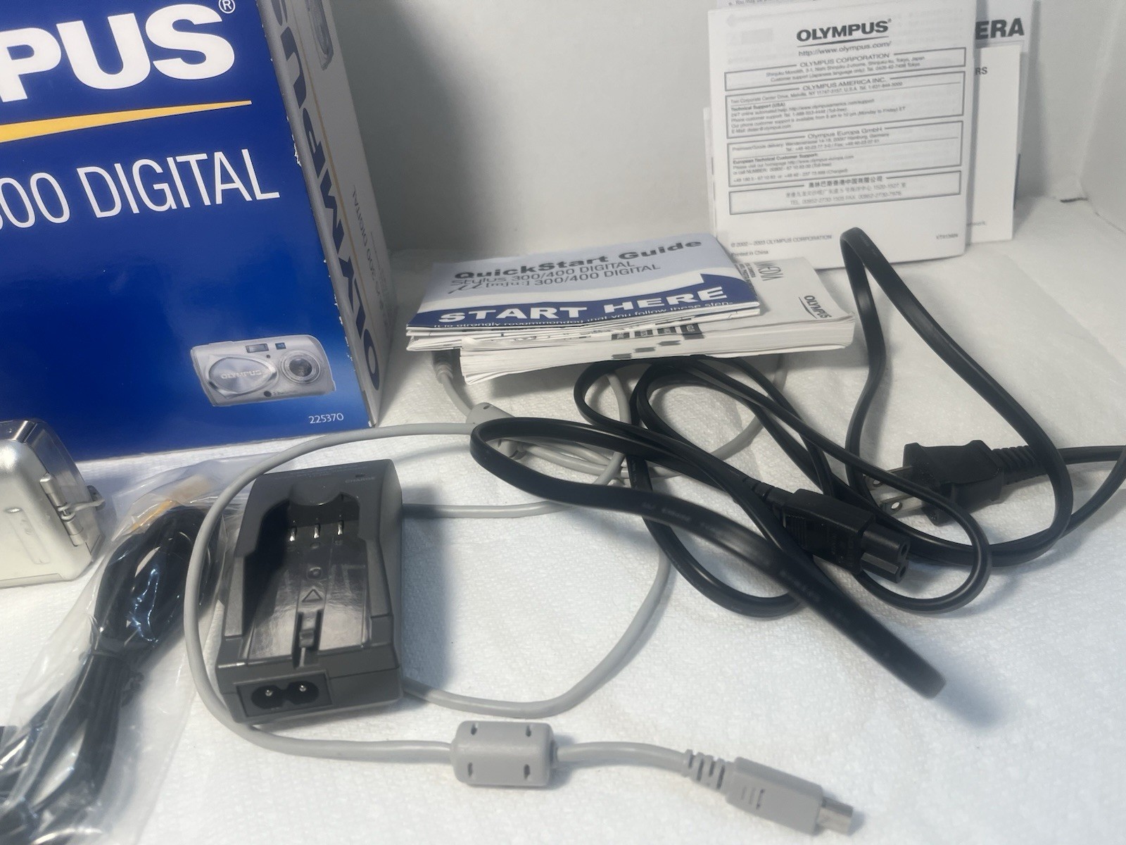 Olympus Stylus 300 Digital Camera 3.2MP, 1.5″ LCD Screen, 3X Optical Zoom WORKS