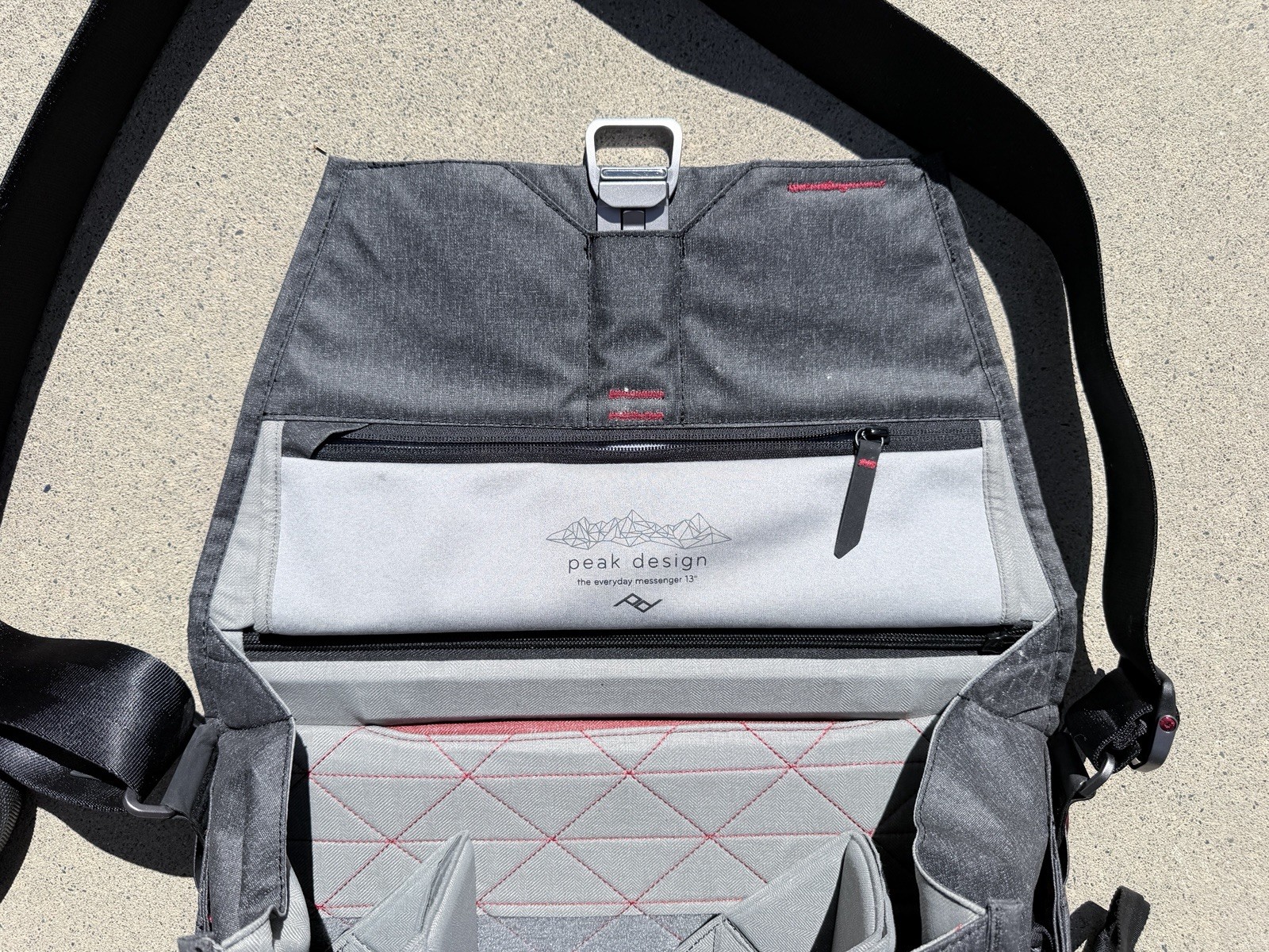 Peak Design Everyday Messenger 13″ Camera Bag w/ Strap Dividers Gray/Black