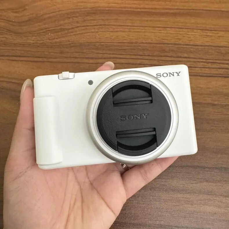 Sony ZV-1F Touch Screen Flip Screen Wi-Fi Vlog Camera with 4K Video 90% New