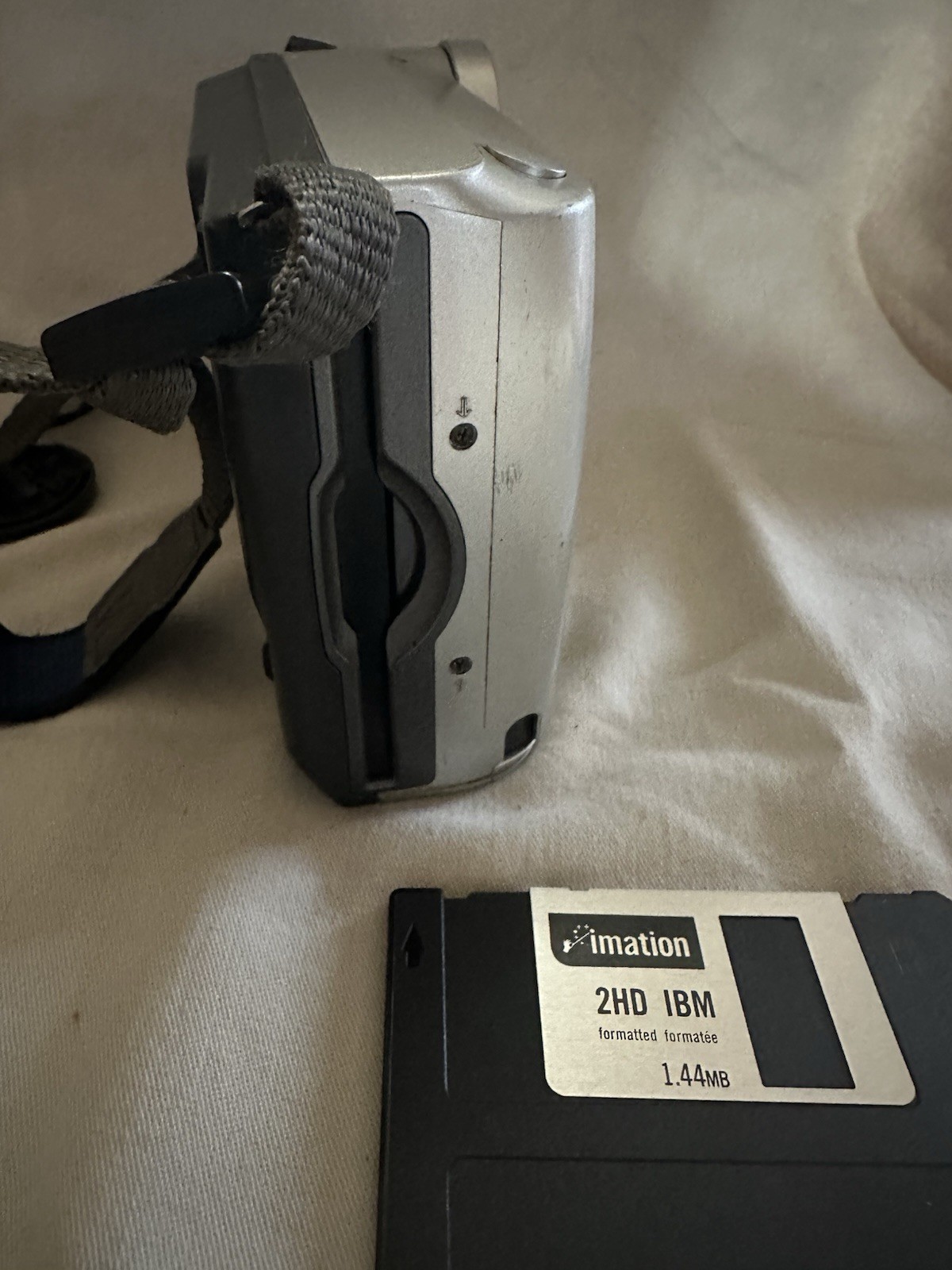 Sony Mavica MVC-FD71 Digital Camera/ Battery/ Sony Mavica Bag Vintage/DWk175