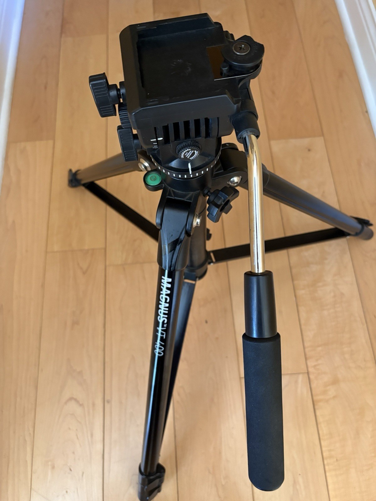Magnus VT-400 Aluminum Tripod Pan/Tilt Head Quick Release Carrying Case