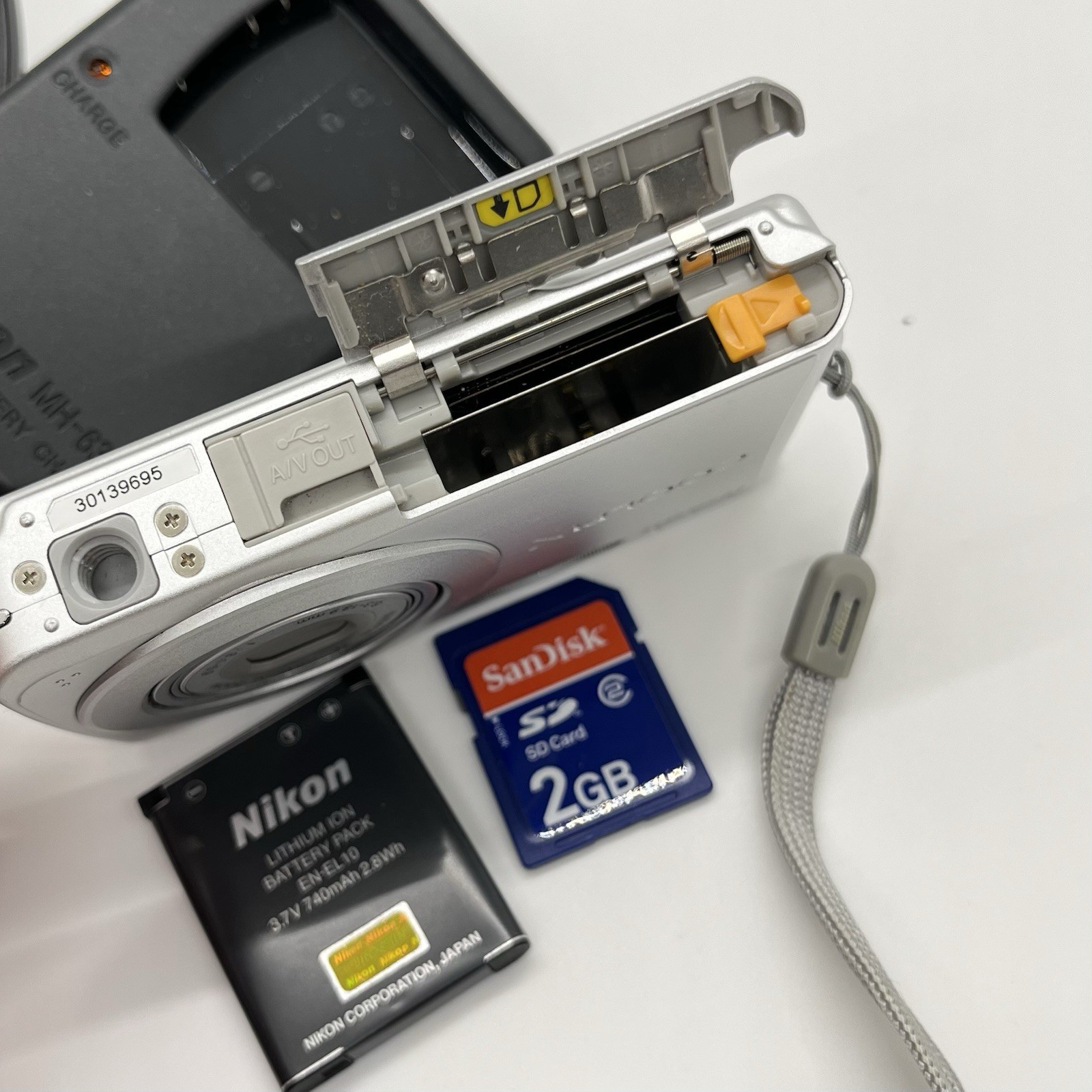 Working Nikon CoolPix S202 Digital Camera 8.0MP 3x Zoom w/Battery, SD Card, Box