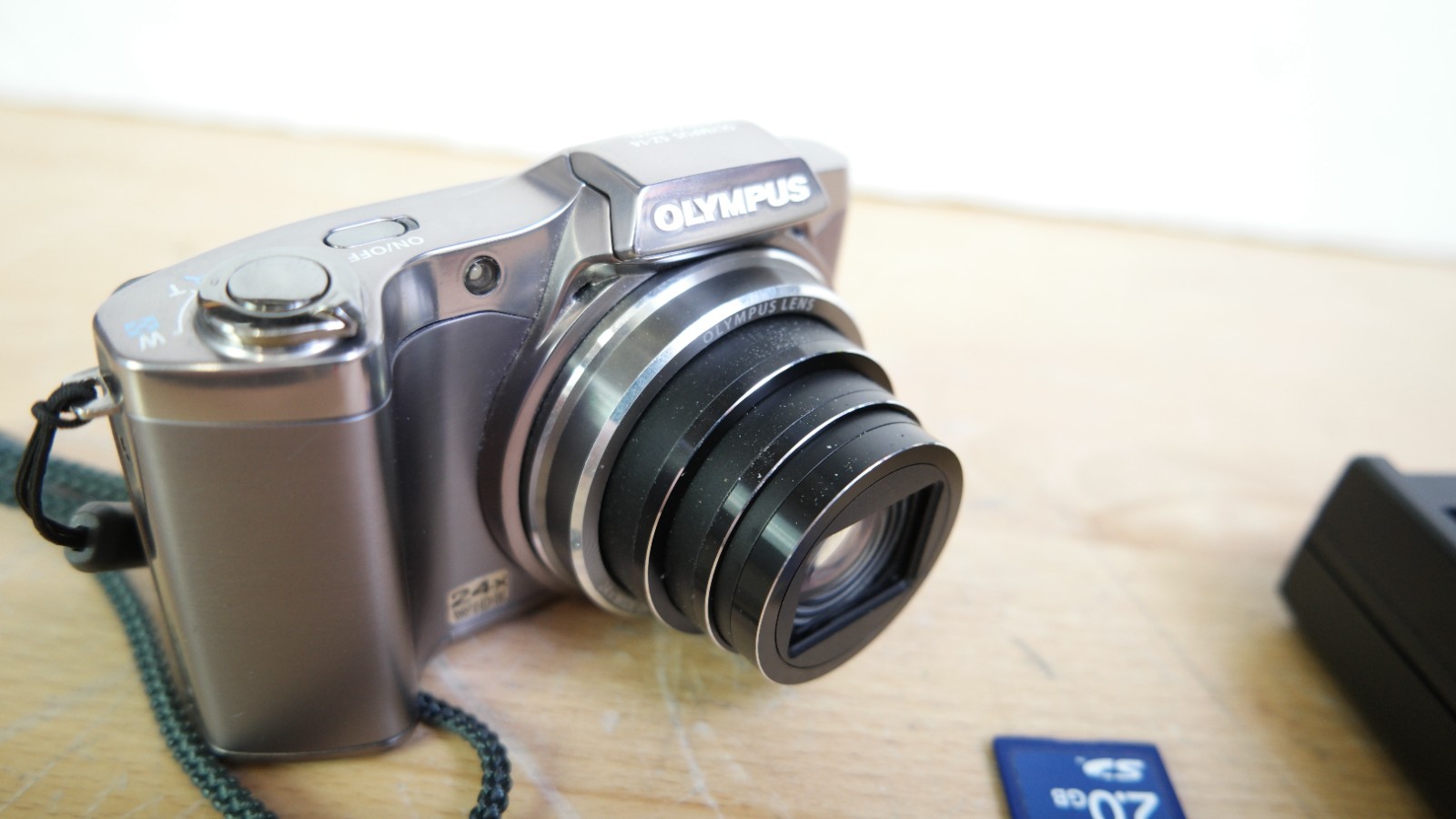 Olympus SZ-14 14MP Digital Camera w/24x Optical Zoom Silver Tested working