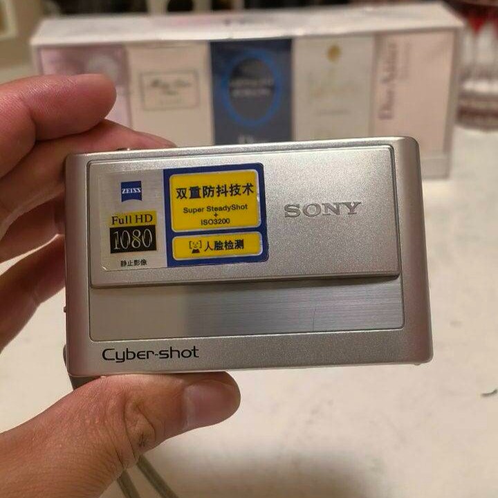 SONY Cyber shot DSC-T20 Digital Camera 8.1MP 3x Optical Zoom with Accessories