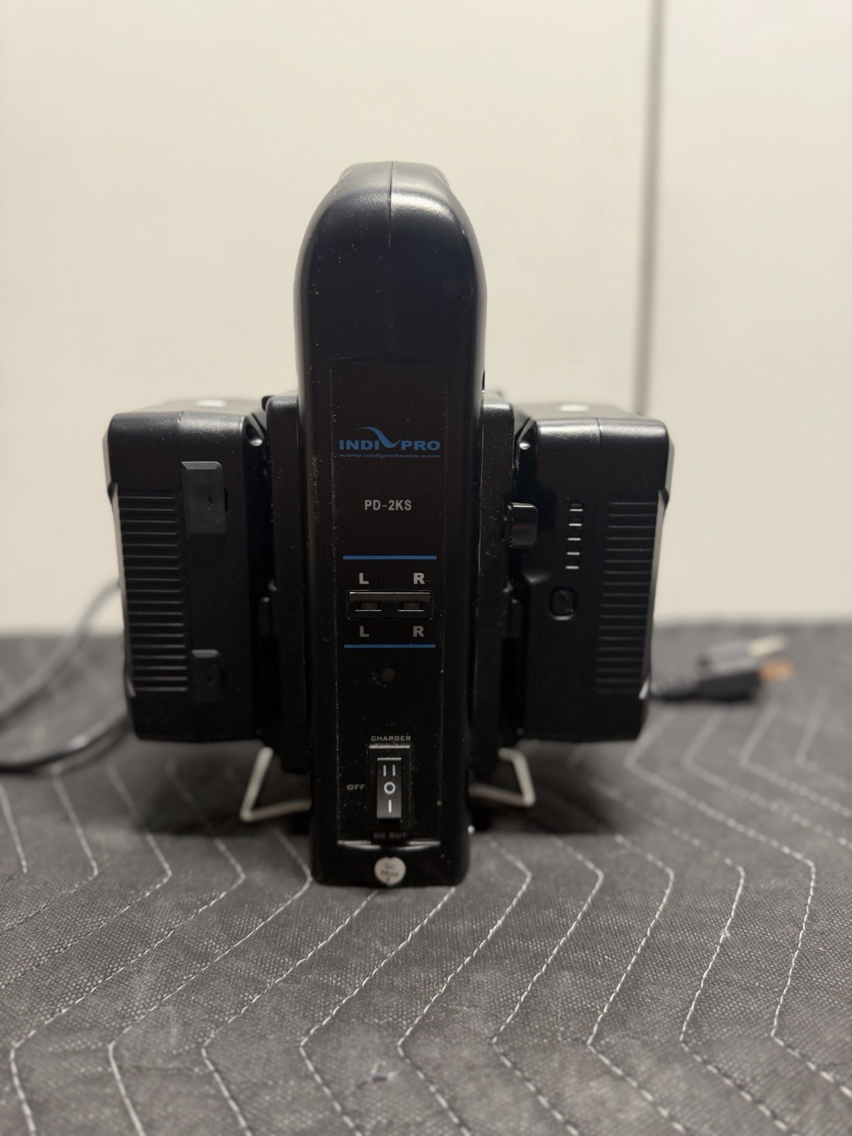 IndiPRO Tools 2 x Micro-Series 98Wh Li-Ion V-Mount Batteries with Charger READ