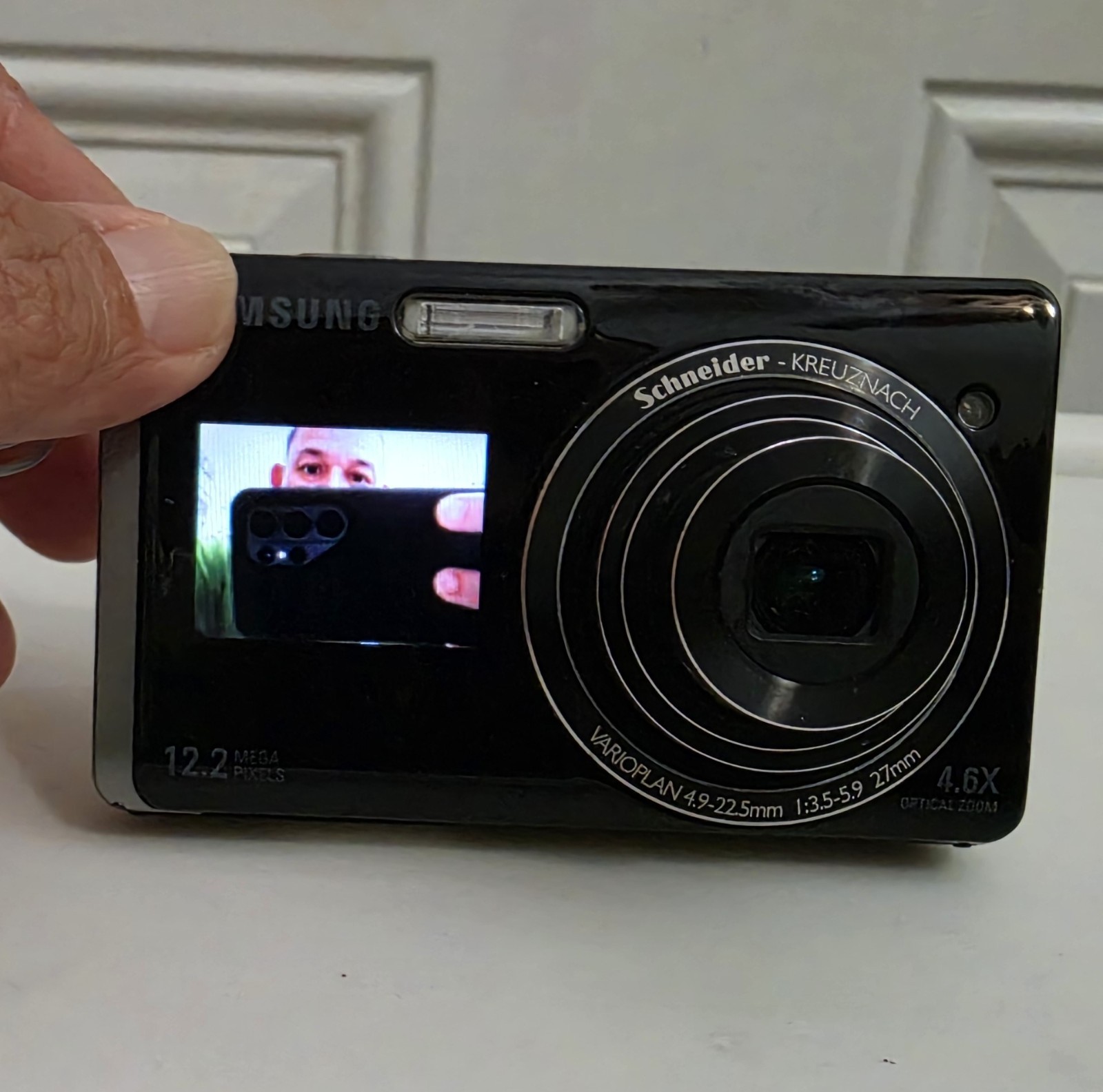 Samsung TL220 DualView Digital Camera 12.2MP 4.6x Zoom Schneider Lens Used