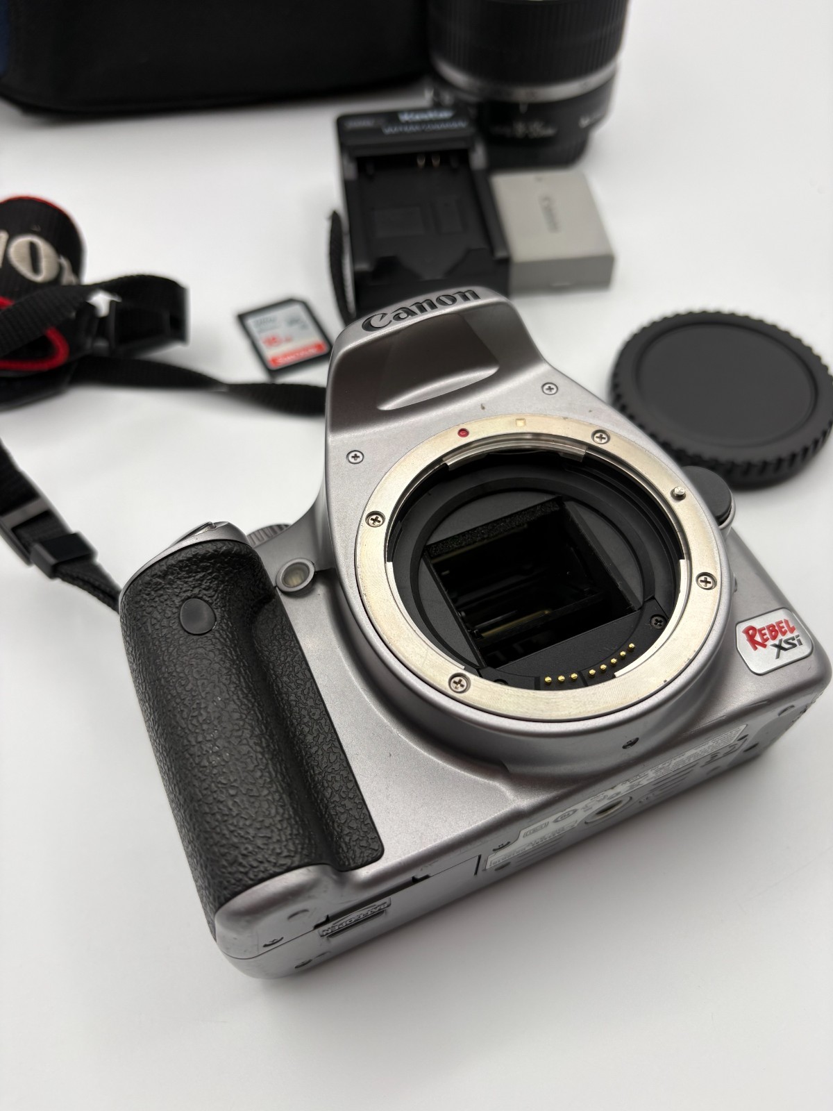 Canon EOS Rebel XSi Digital SLR Camera Silver w/ 18-55mm Lens Kit Bundle