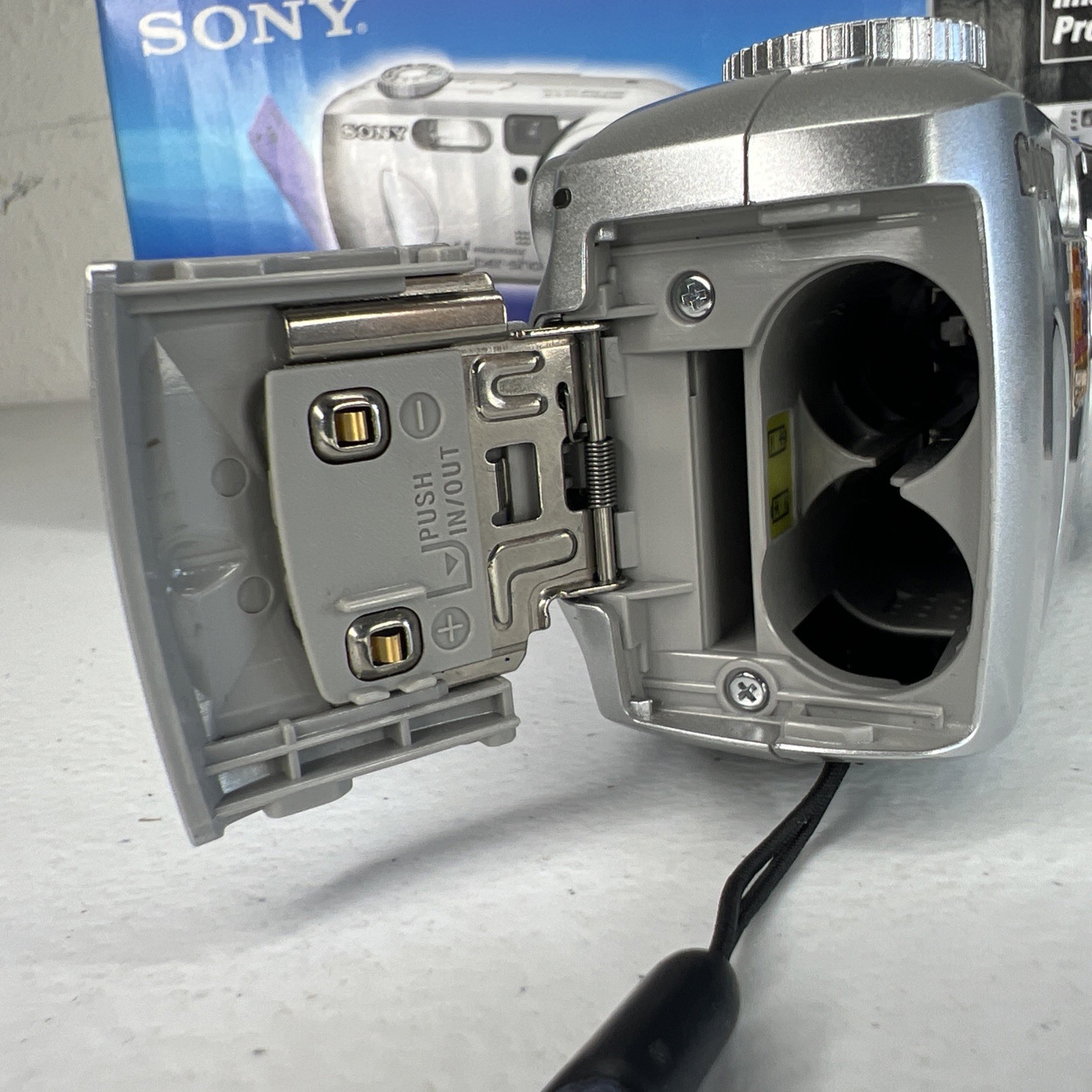 Sony Cyber-Shot DSC-P73 4.1MP Compact Digital Camera In Original Box Tested Work