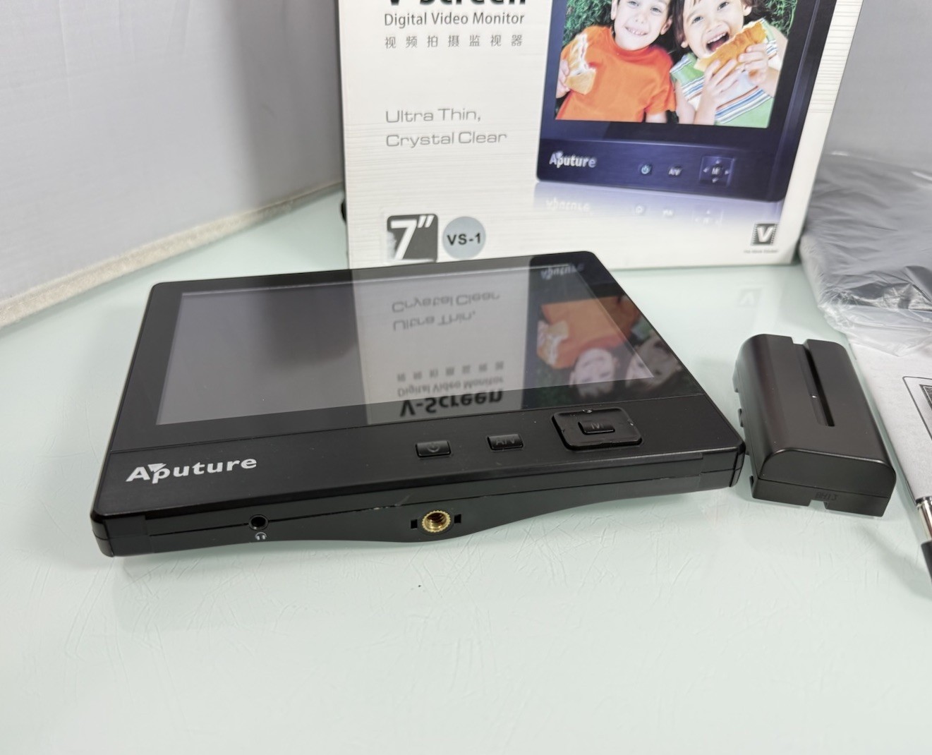 Aputure VS-1 V-Screen 7″ Thin Portable LCD Field Monitor w/ Power Adapter + Case