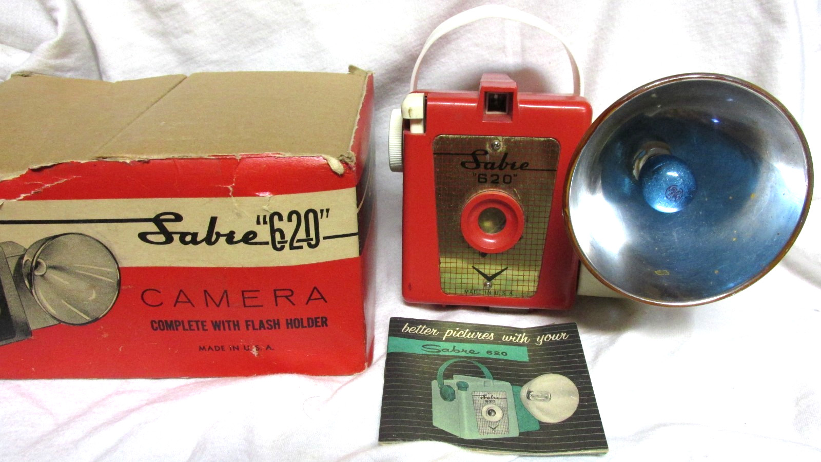 VINTAGE 1950s SABRE 620 CAMERA w/ FLASH & BULB IN ORIGINAL BOX