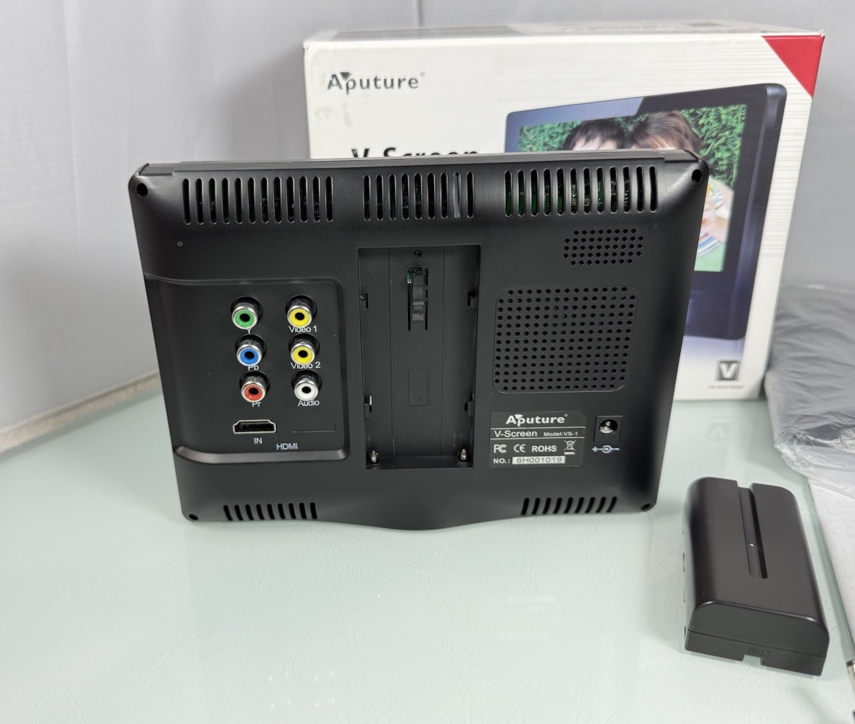 Aputure VS-1 V-Screen 7″ Thin Portable LCD Field Monitor w/ Power Adapter + Case