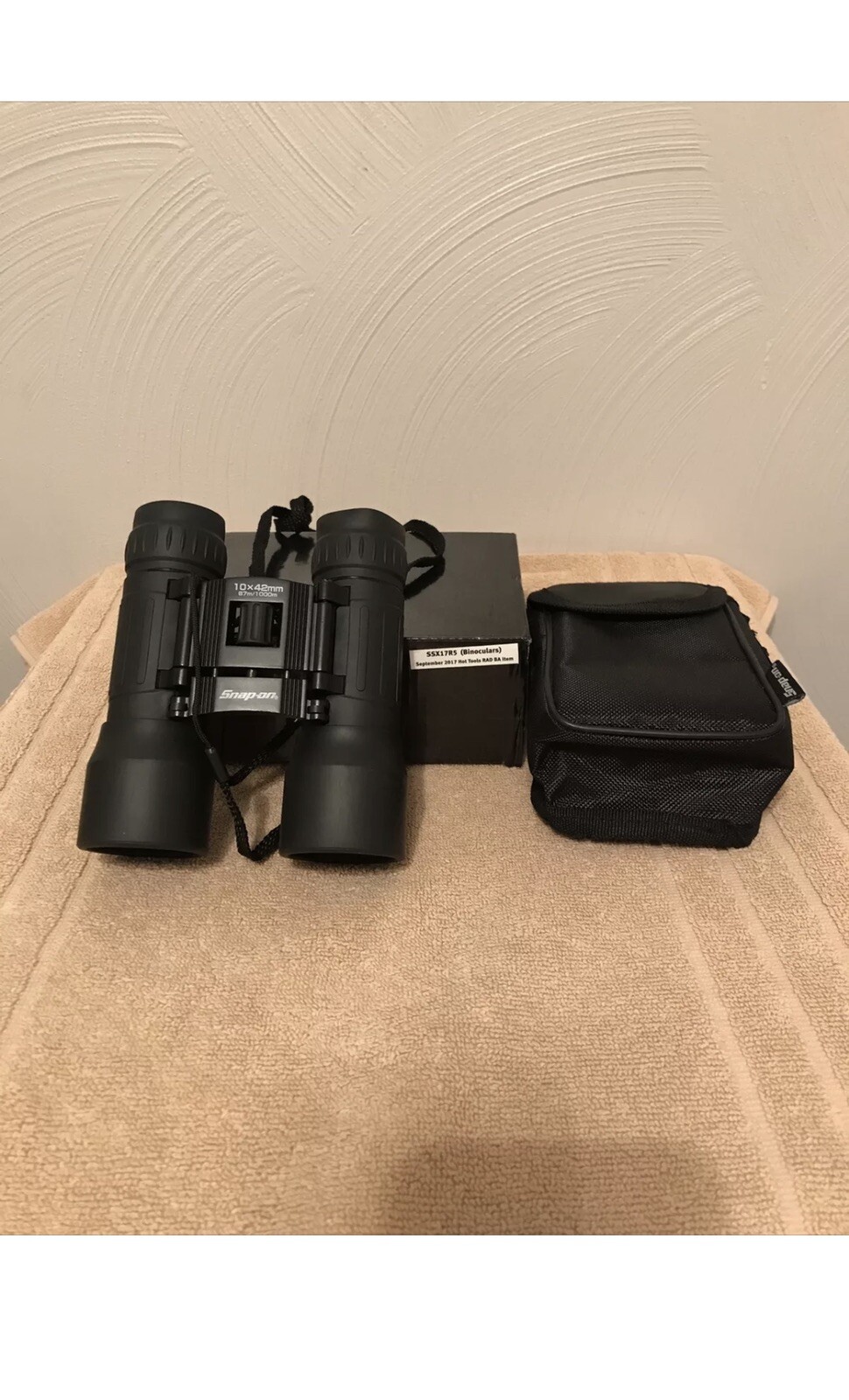 New Snap-on Tools Binoculars with Carrying Pouch 10x42mm 87m/1000m Part# SSX17R5