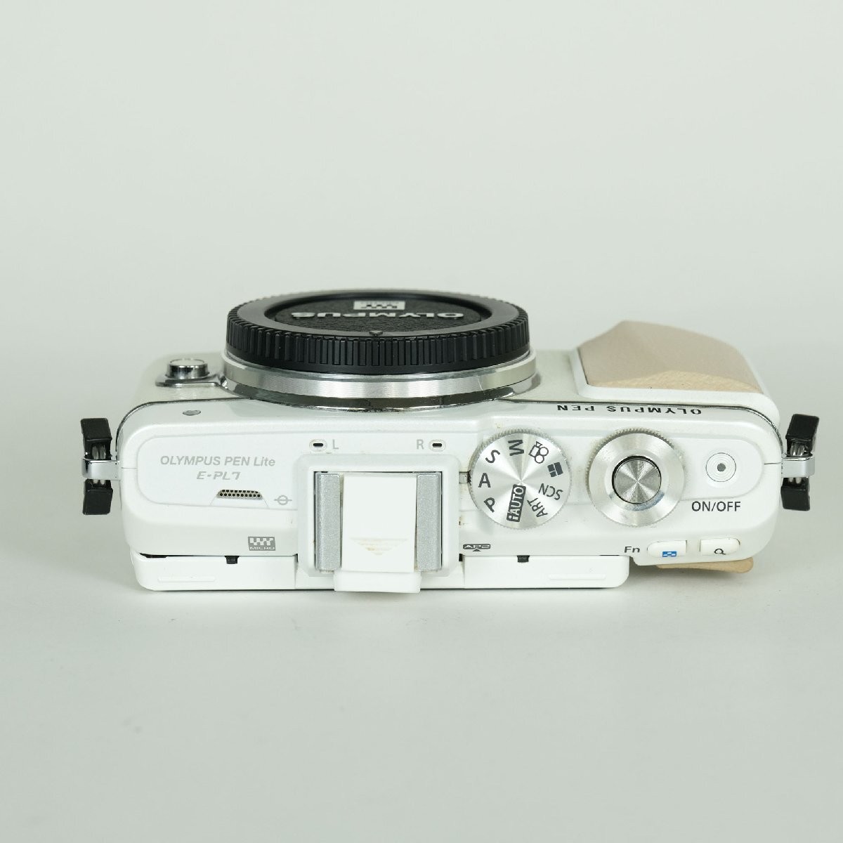 Olympus PEN Lite E-PL7 Body White Micro Four Thirds Camera with Flip Screen