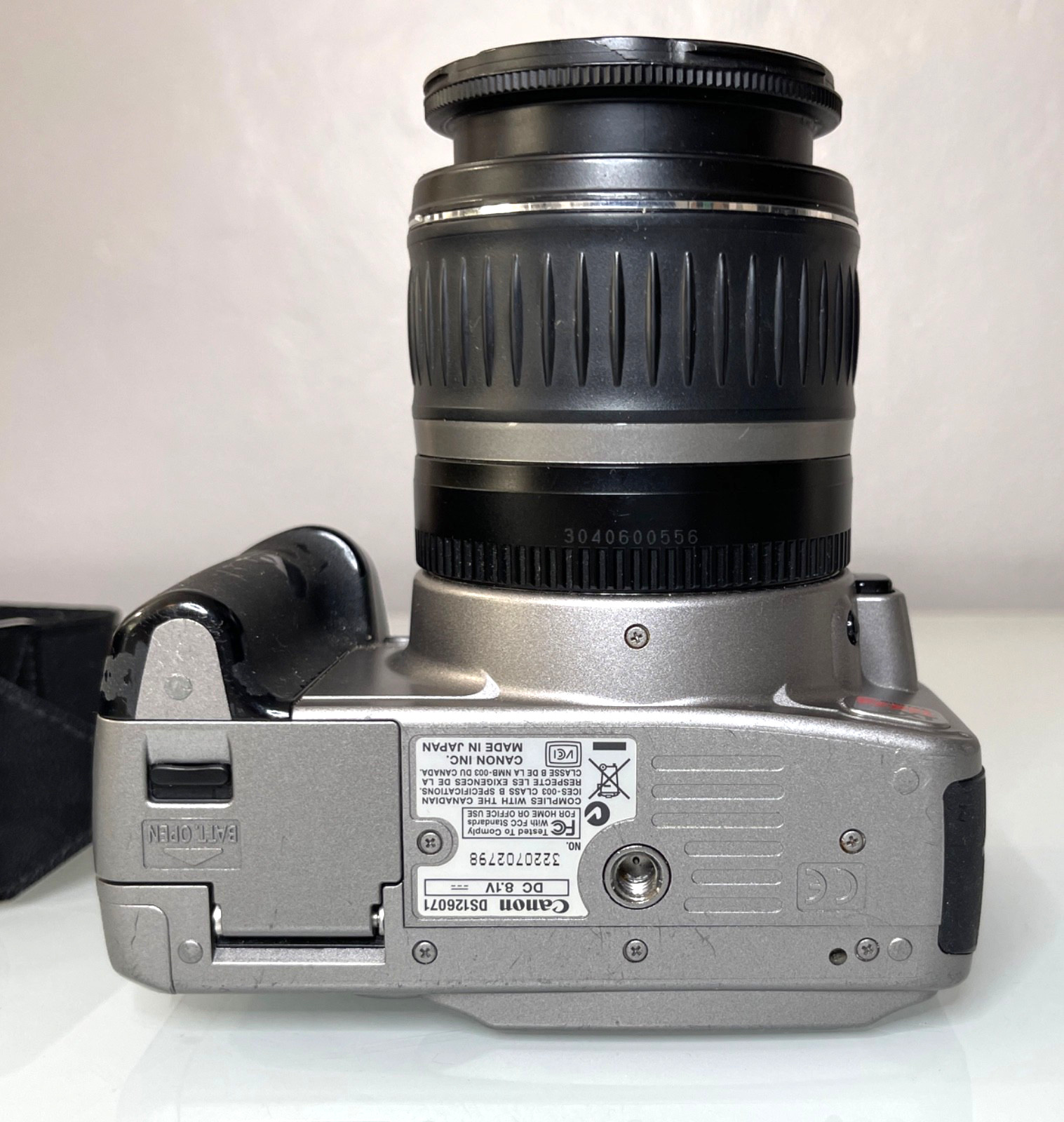 Canon EOS Digital Rebel XT 350D 8MP DSLR Camera w/ EFS 18-55mm Lens