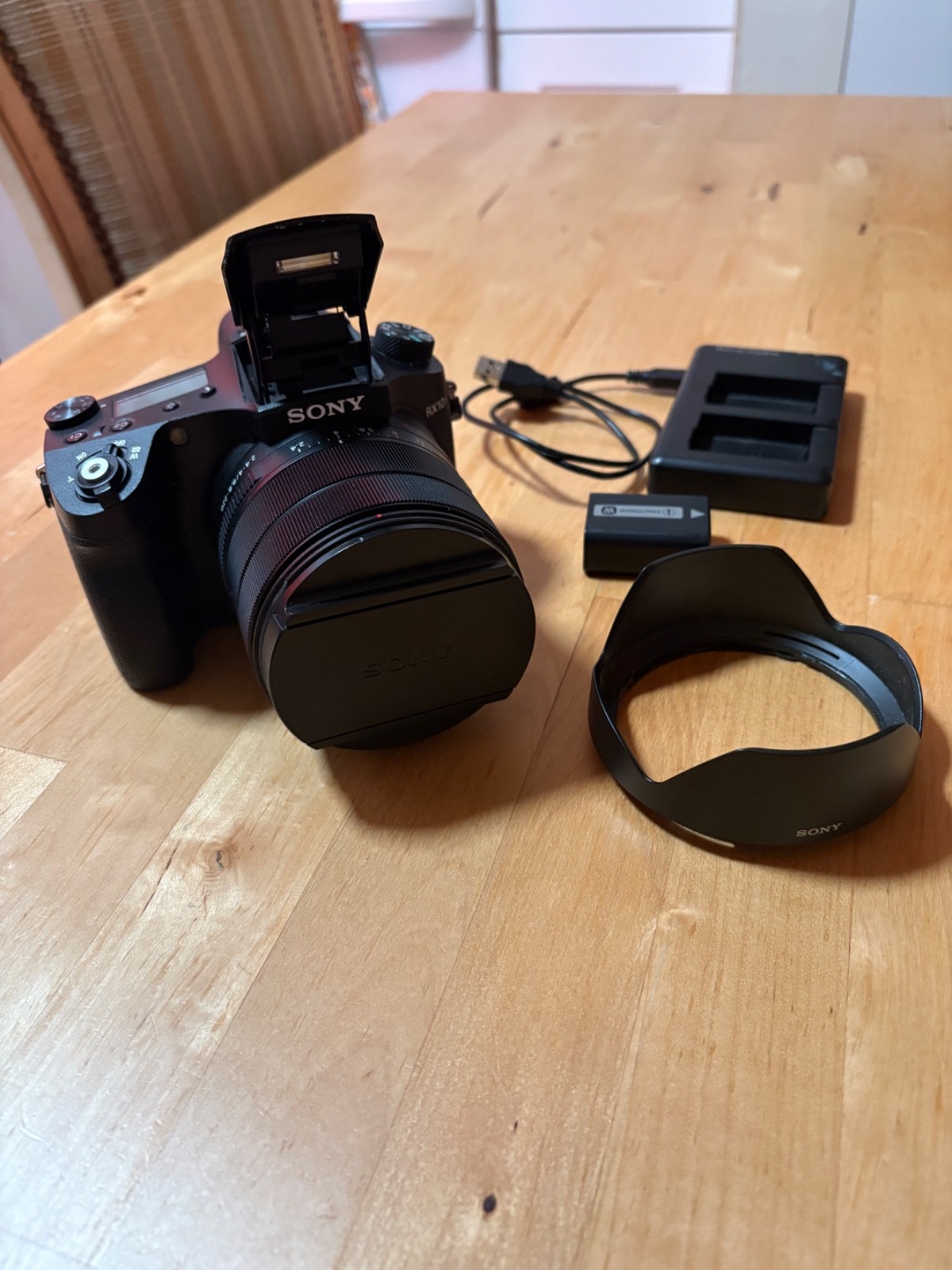 Sony RX10 IV DSC-RX10M4 20.1MP 4K 24-600mm 25x zoom Zeiss Lens Digital Camera