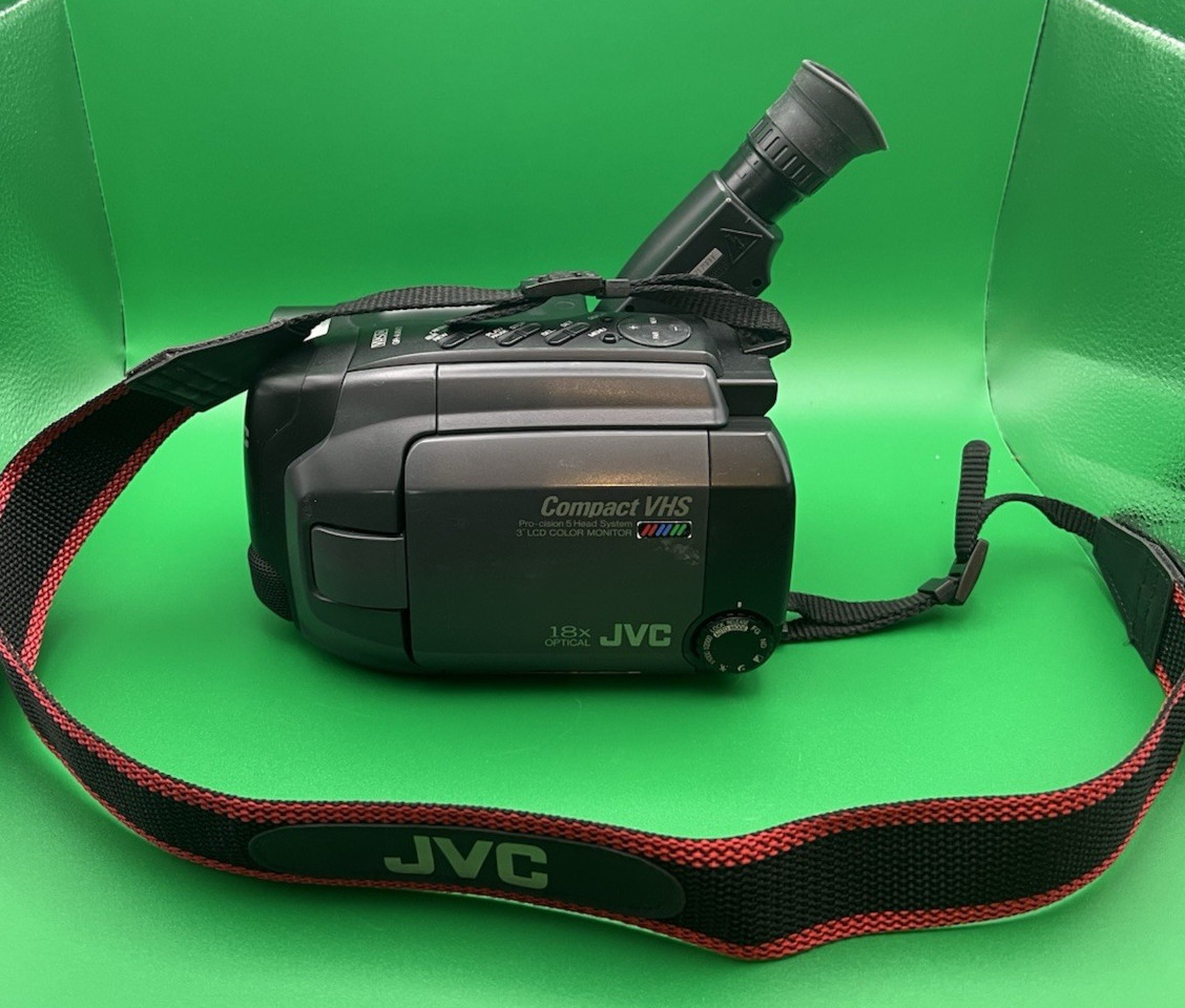 JVC GR-AXM2 Compact VHS Camcorder 18x Optical with charging cord