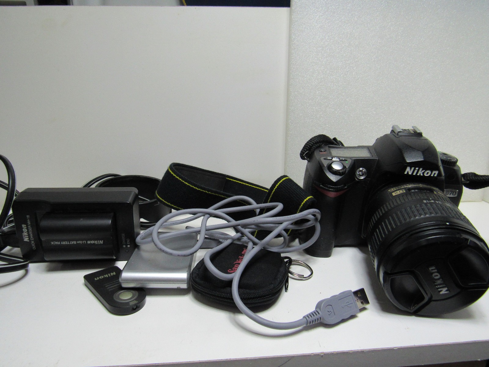Nikon D70 Digital SLR Camera 18-70mm lens 6.1MP Black w/Battery, Charger/SD