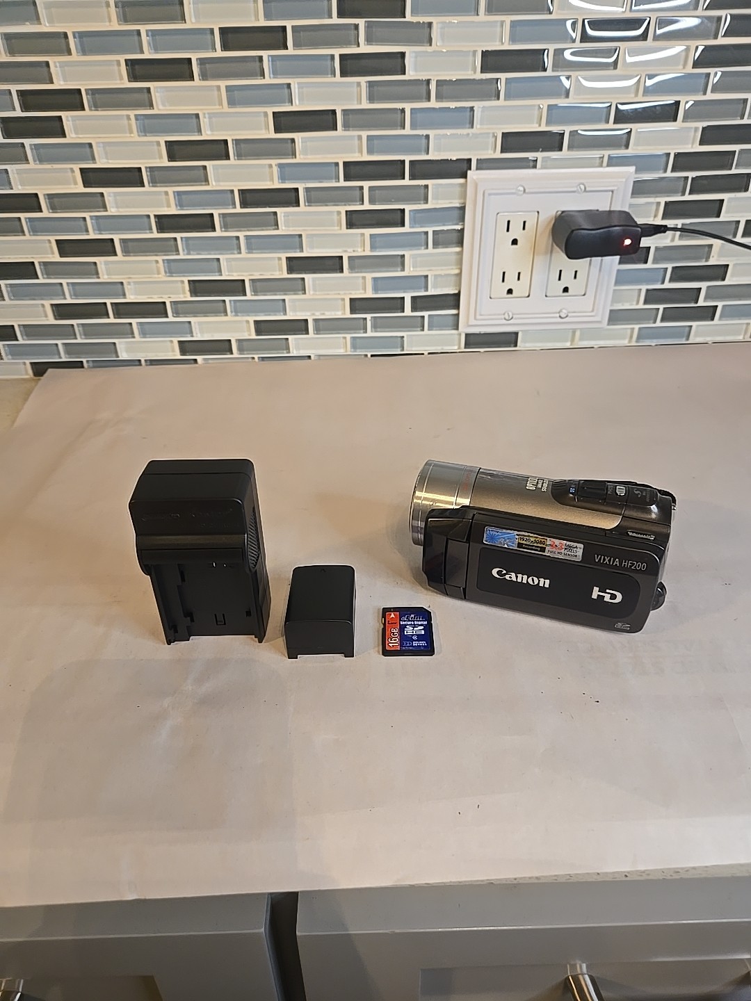 Canon VIXIA HF200 HD Camcorder 15x Optical 300x Digital Zoom Works Great