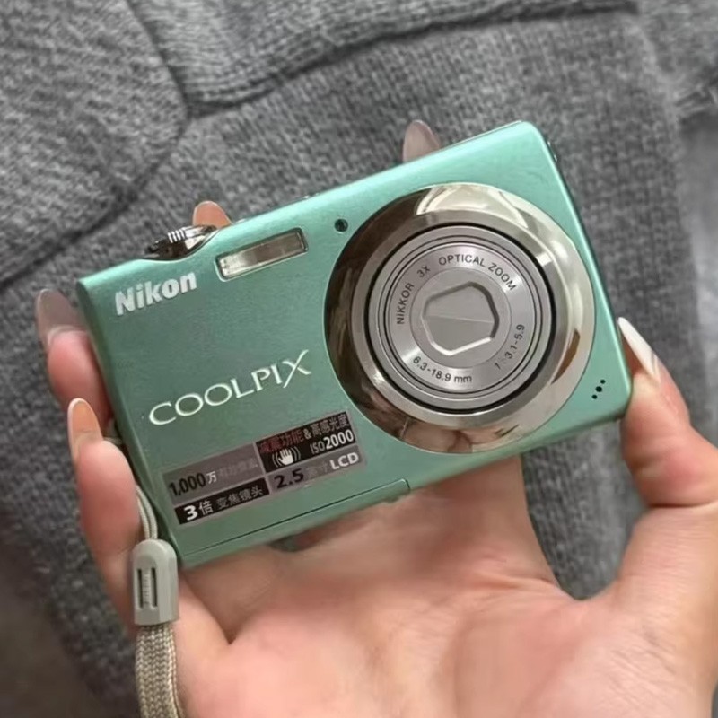 Nikon Coolpix S220 10.0MP 3x Zoom Compact Digital Camera English Language Gift
