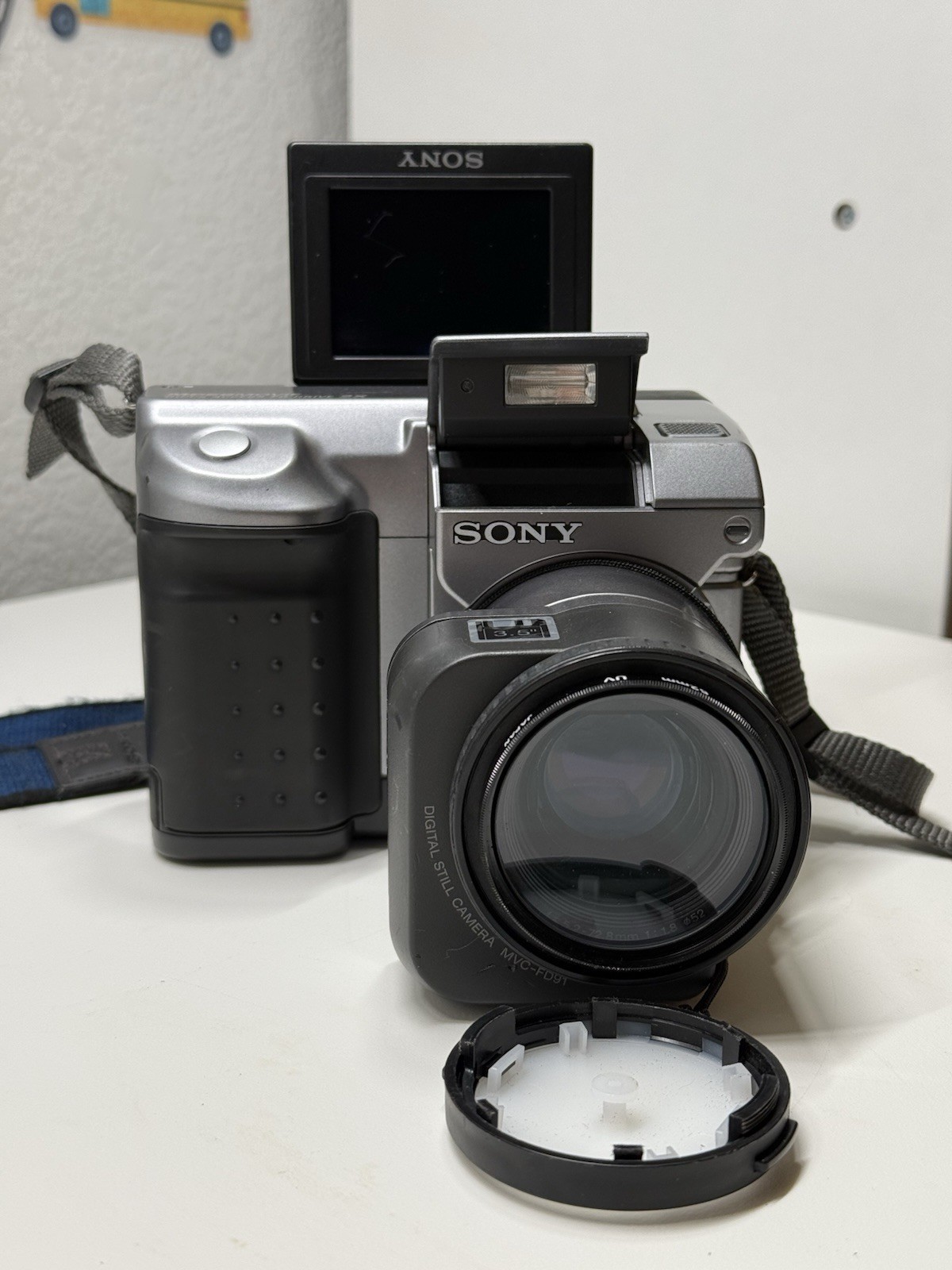Sony Mavica MVC-FD91 0.8MP Compact Digital Camera 14x Zoom 2.5in LCD