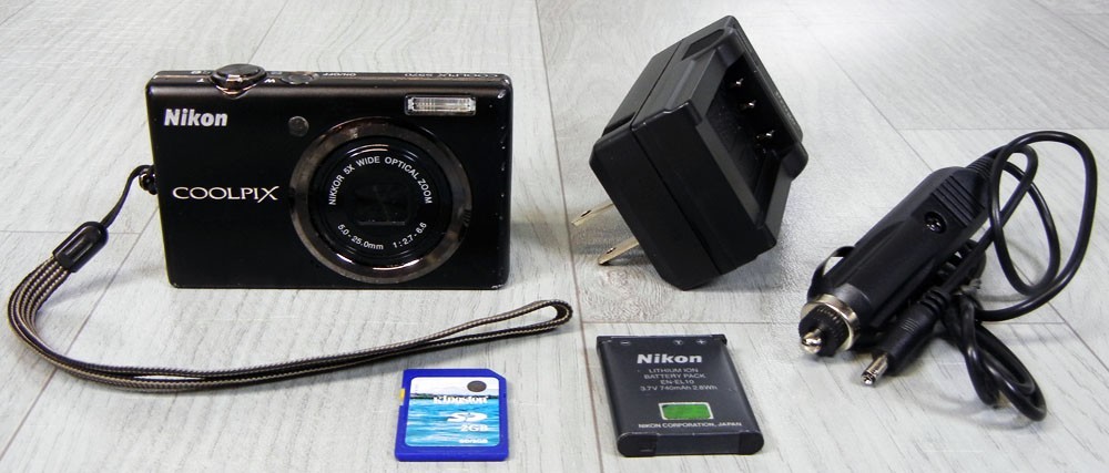 Nikon COOLPIX S570 12.0MP Compact Digital Camera w/Battery Charger & 2gb SD Card