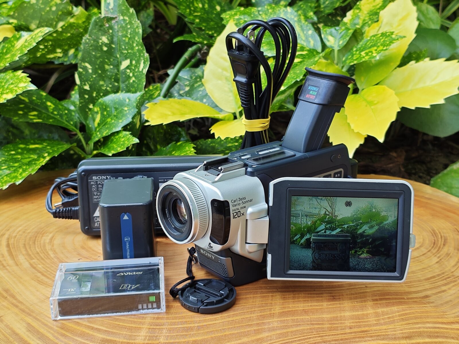 16360 Sony DCR-TRV17 MiniDV Camcorder Nightshot NTSC Tested w/ Charger