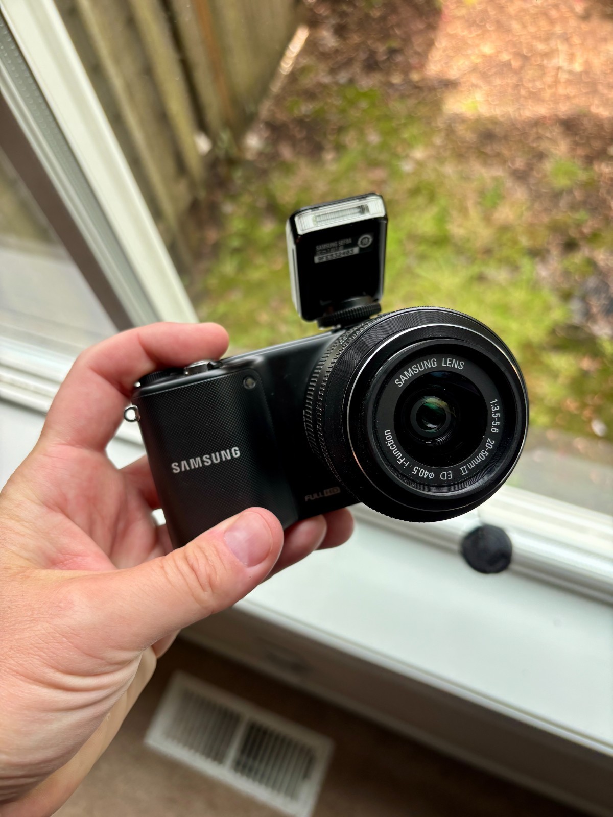 Samsung NX2000 20.3MP Mirrorless Digital Camera with 20-50mm Lens and SEF-8A Sho