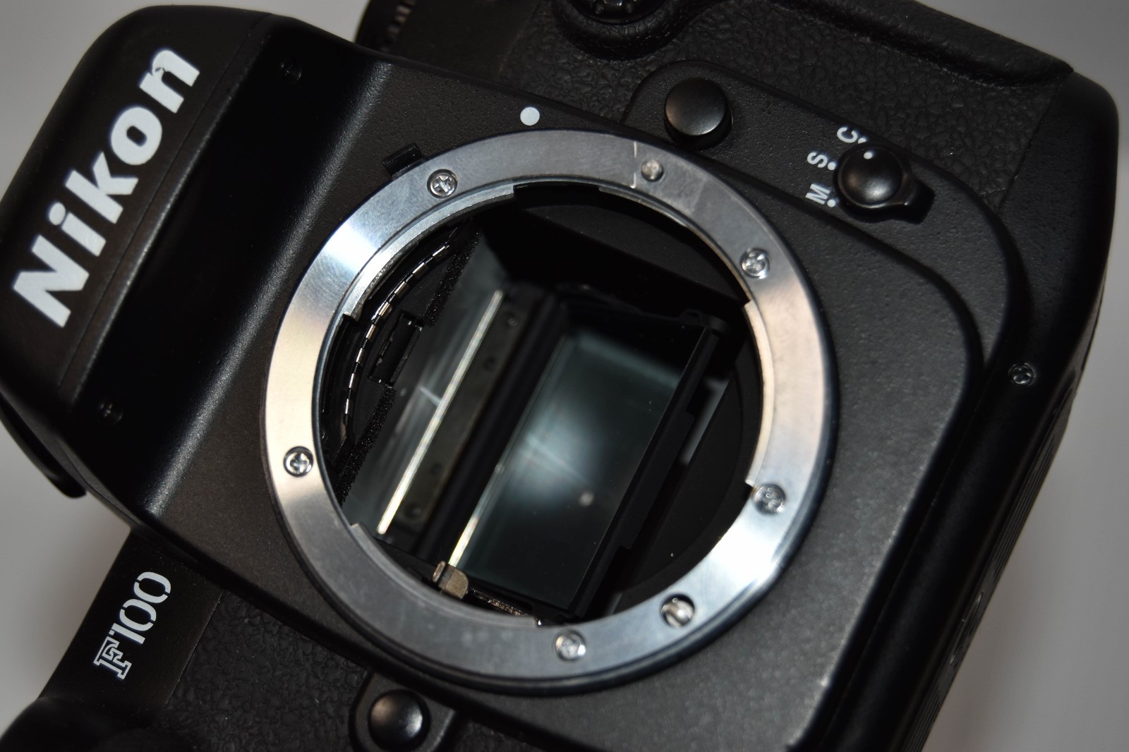 Nikon F100 35mm SLR Auto Focus Camera Body Only – Free US Shipping