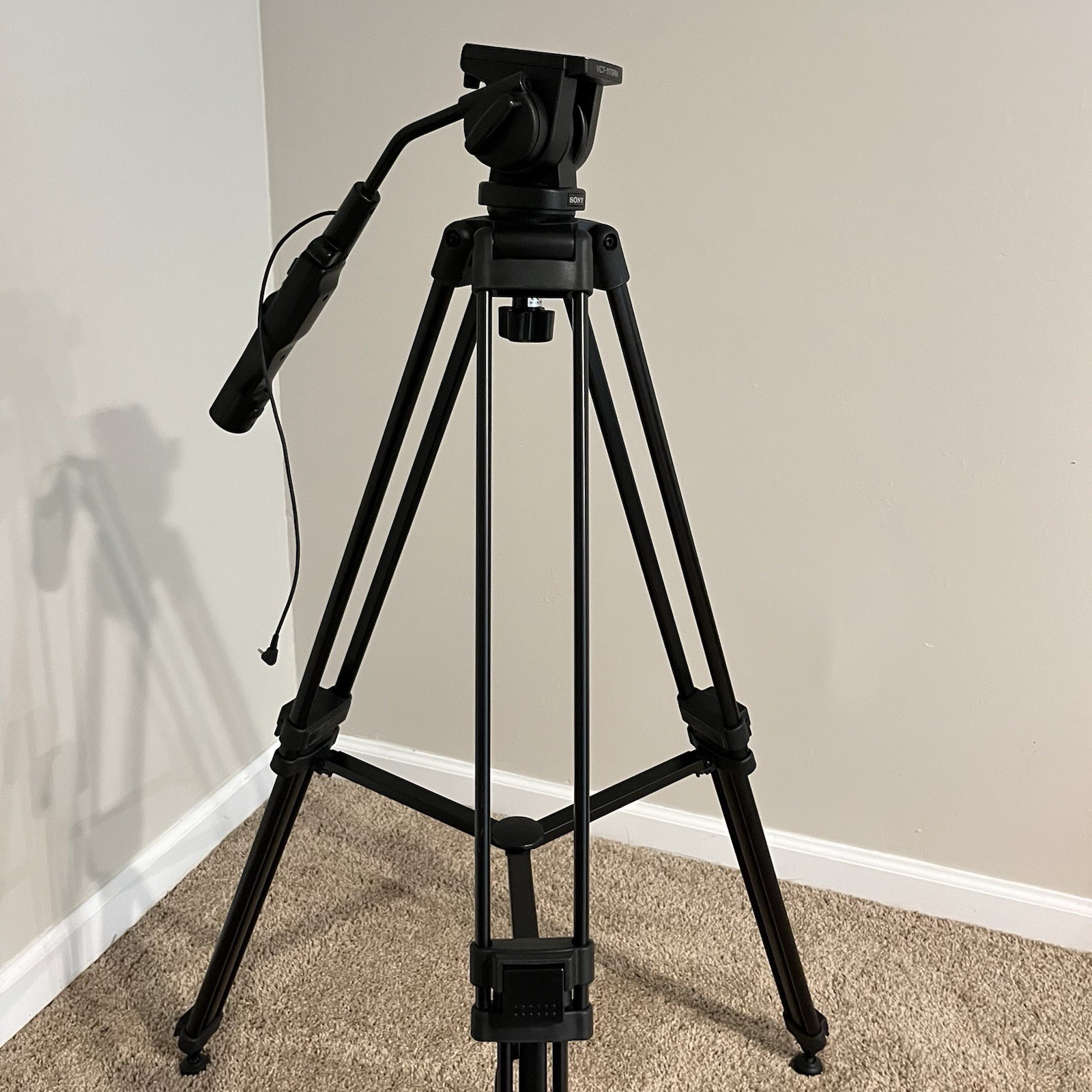 Sony VCT-1170RM Tripod for Video Cam with Fluid Head and Remote Handle