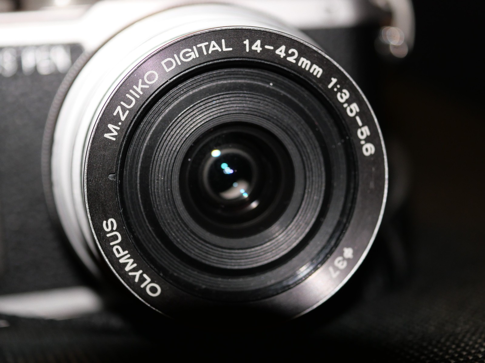 Olympus M.Zuiko Digital ED 14-42mm f/3.5-5.6 EZ Pancake Lens – Silver