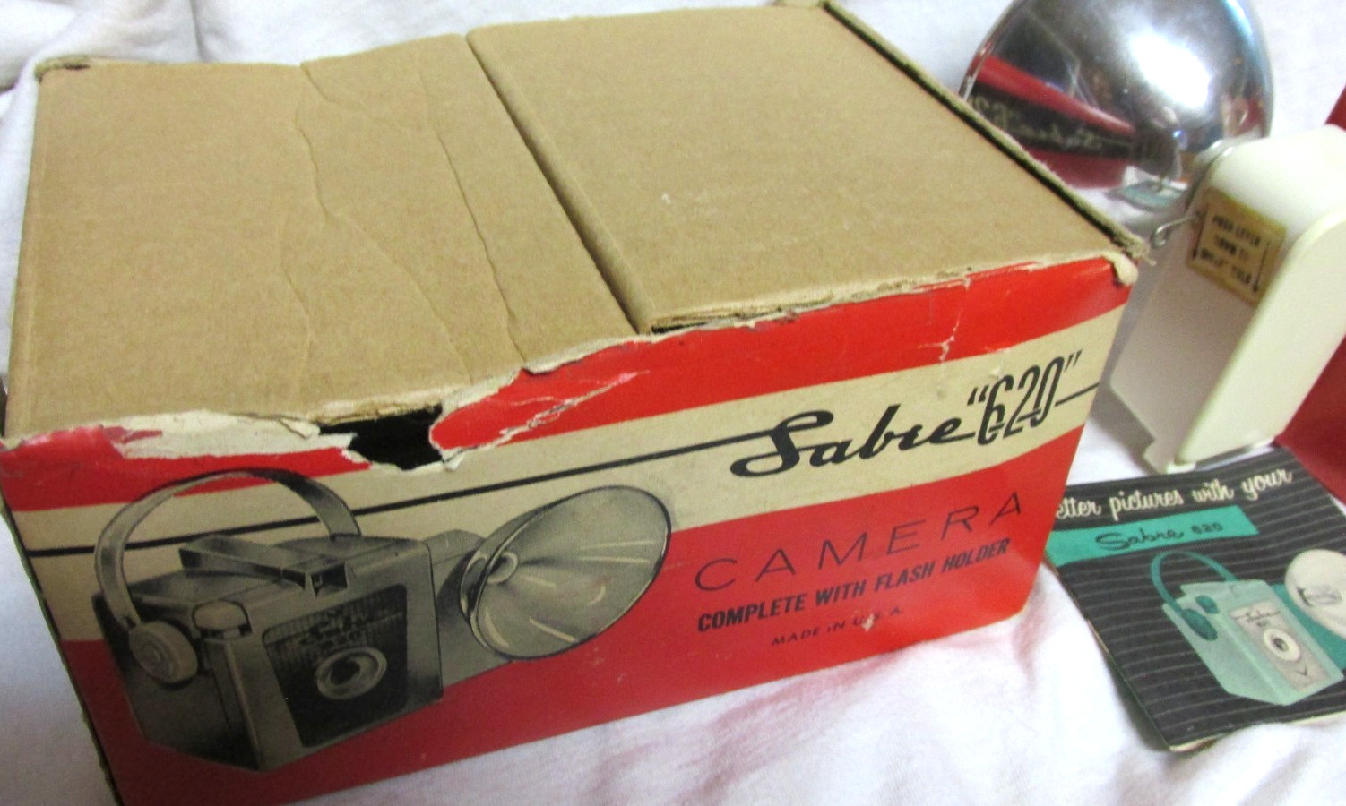 VINTAGE 1950s SABRE 620 CAMERA w/ FLASH & BULB IN ORIGINAL BOX
